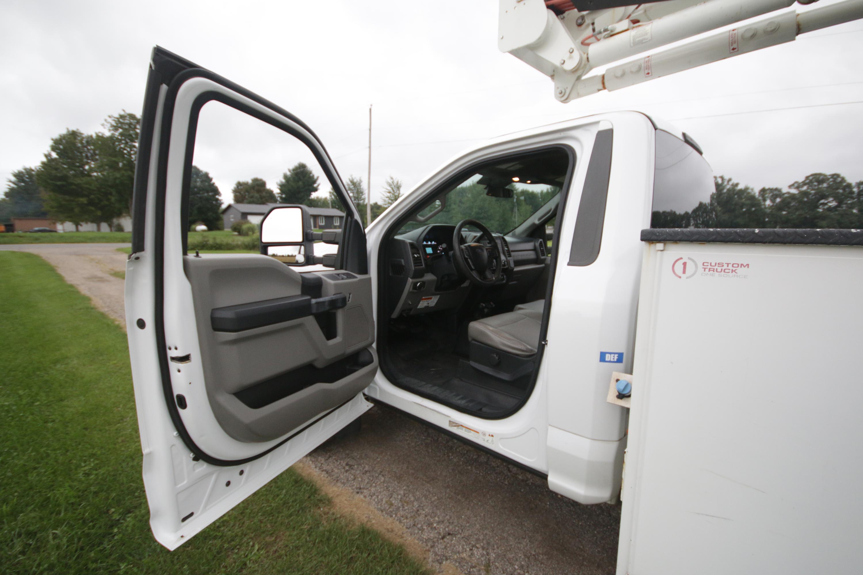 2017 Ford F-550 Super Duty with Versalift SST40EIH - image 9