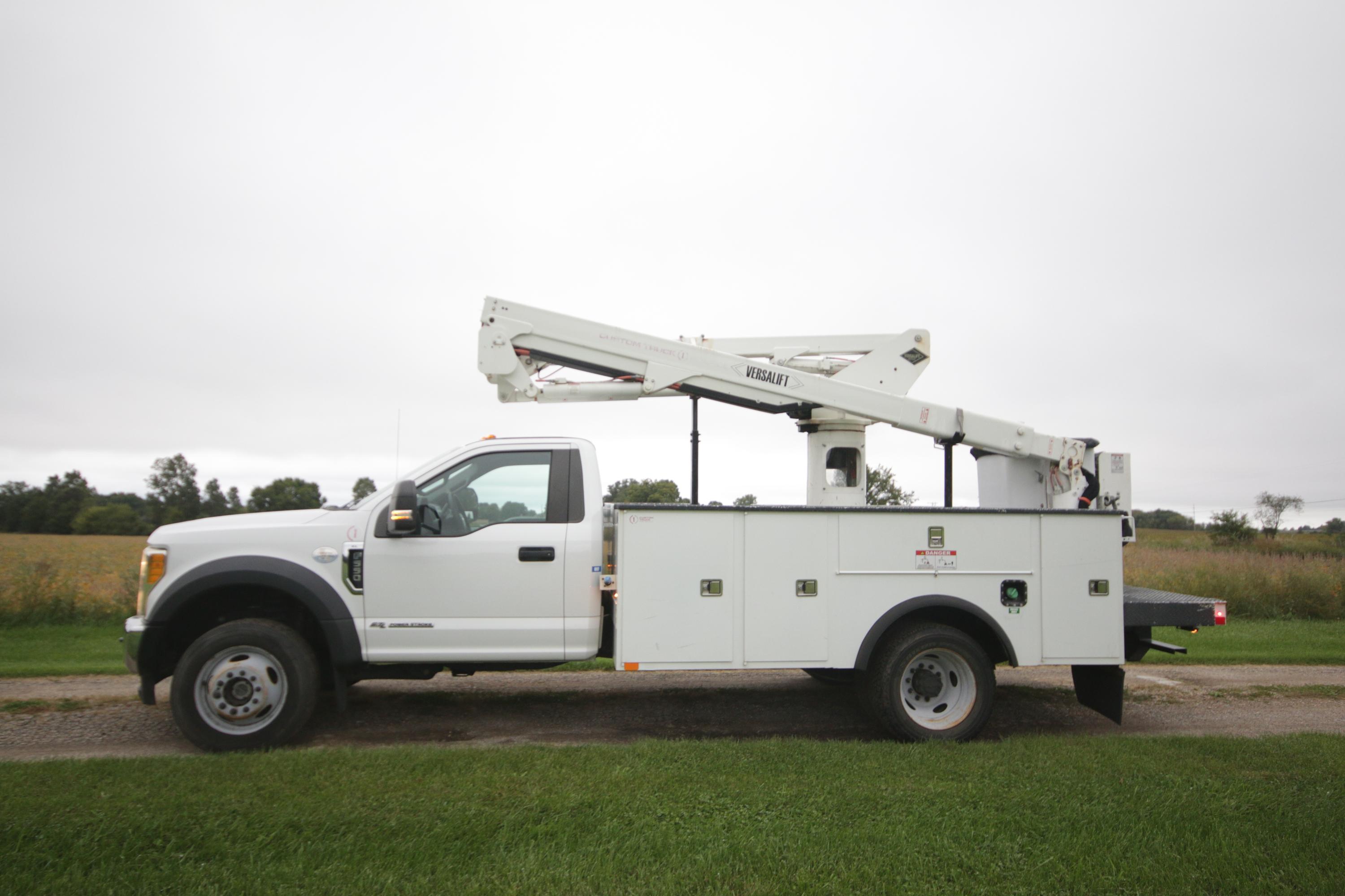 2017 Ford F-550 Super Duty with Versalift SST40EIH - image 6