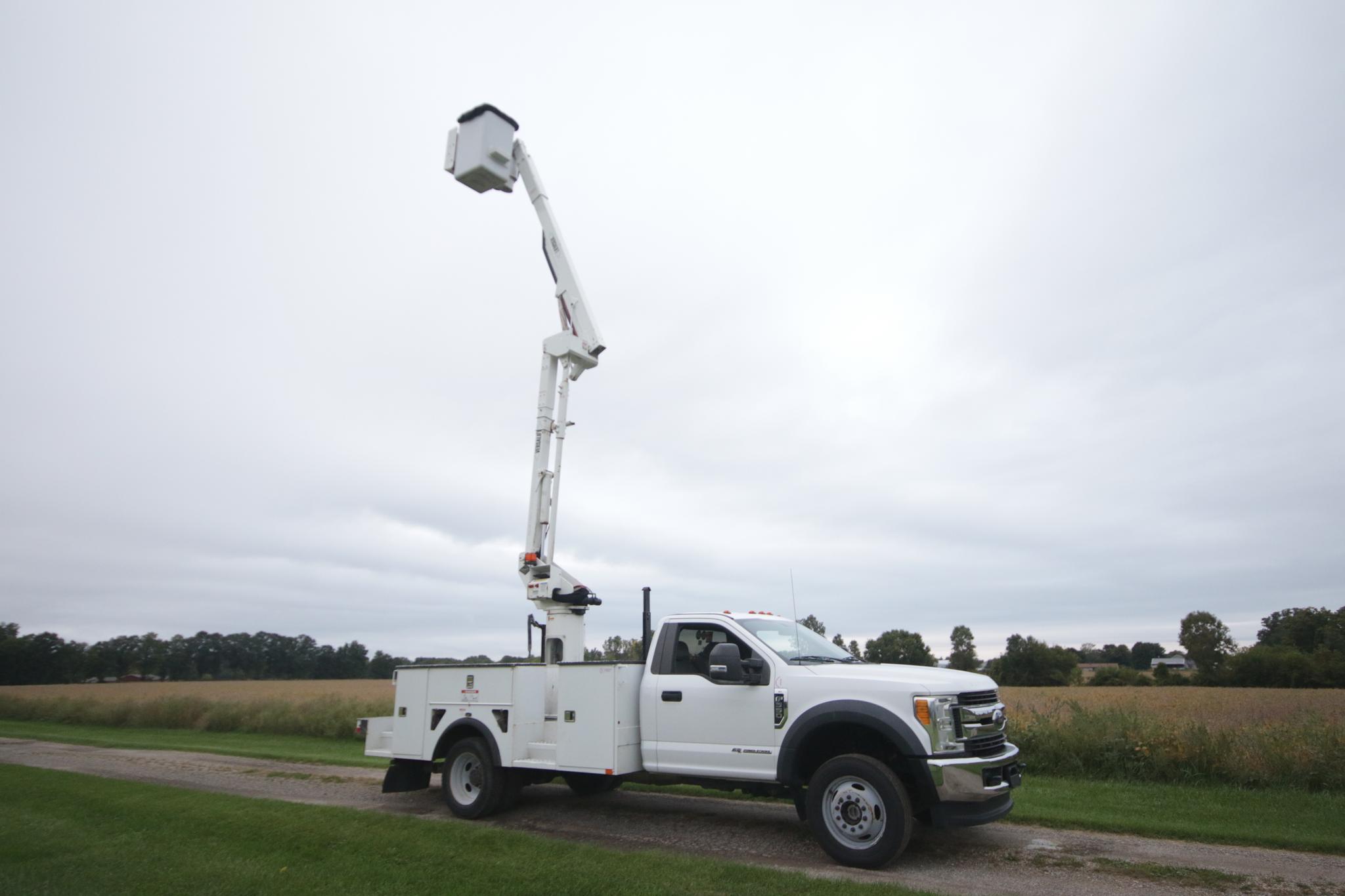 2017 Ford F-550 Super Duty with Versalift SST40EIH - image 4