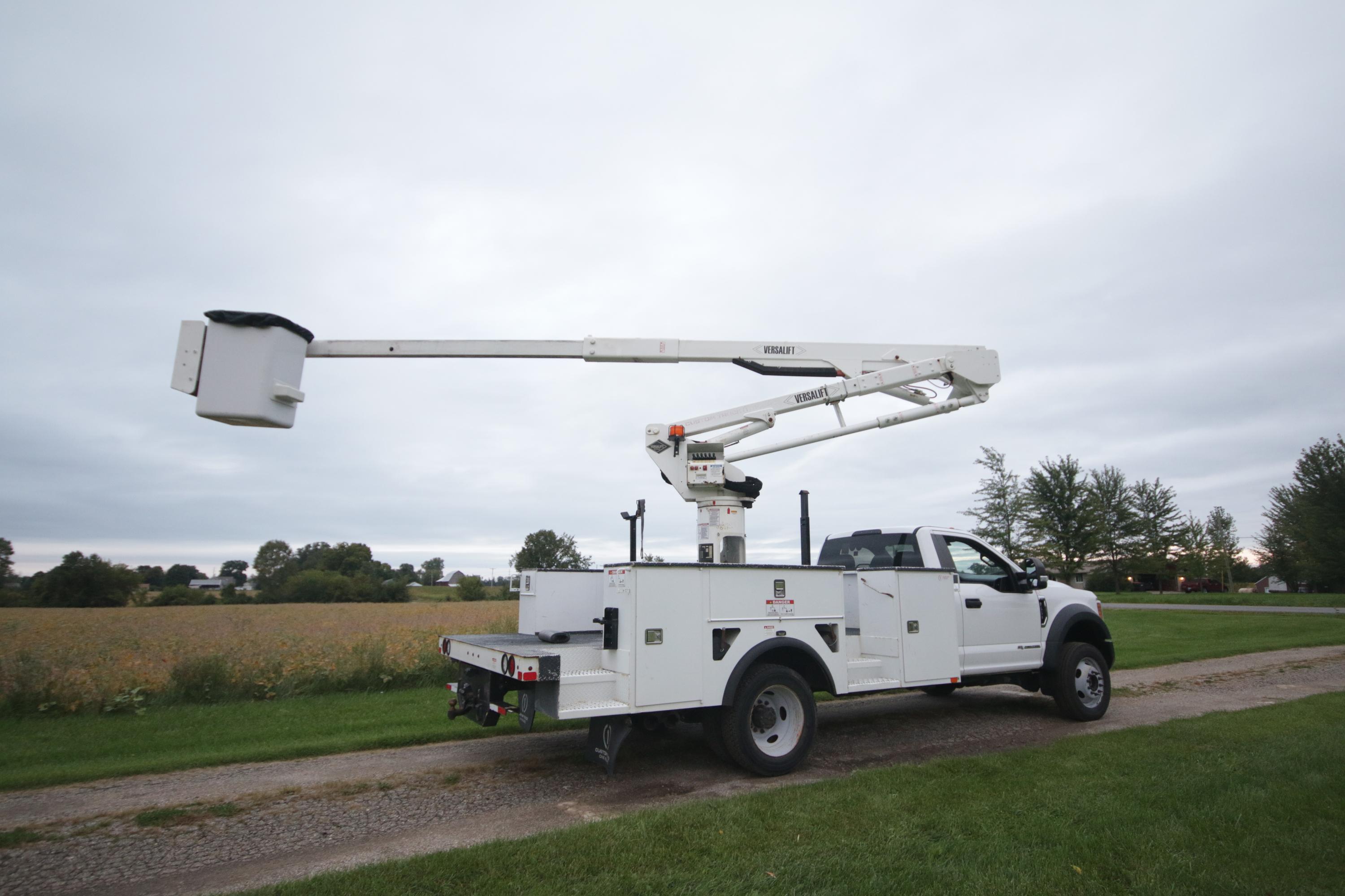 2017 Ford F-550 Super Duty with Versalift SST40EIH - image 5