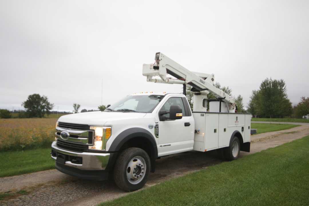 2017 Ford F-550 Super Duty with Versalift SST40EIH