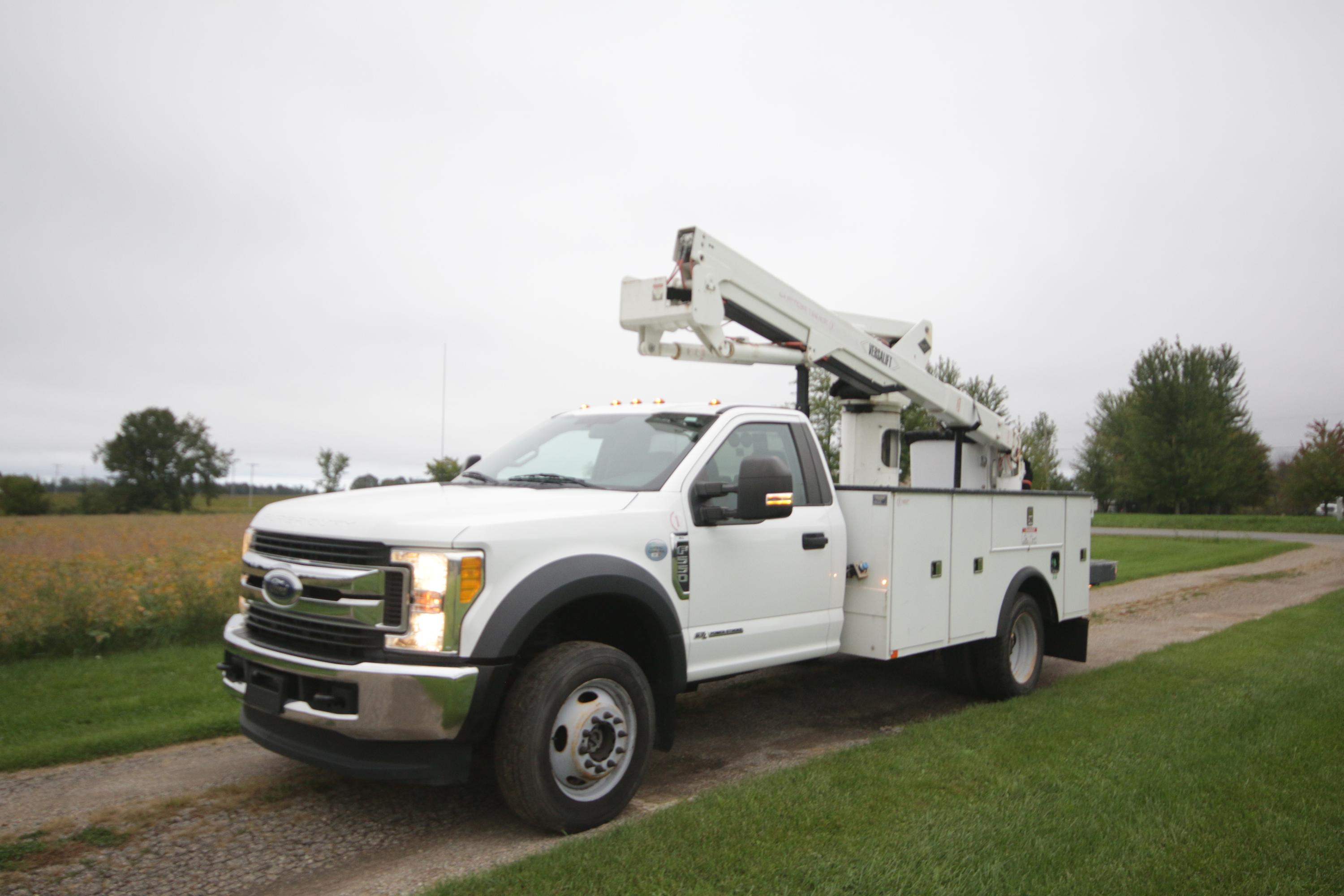 2017 Ford F-550 Super Duty with Versalift SST40EIH - image 1