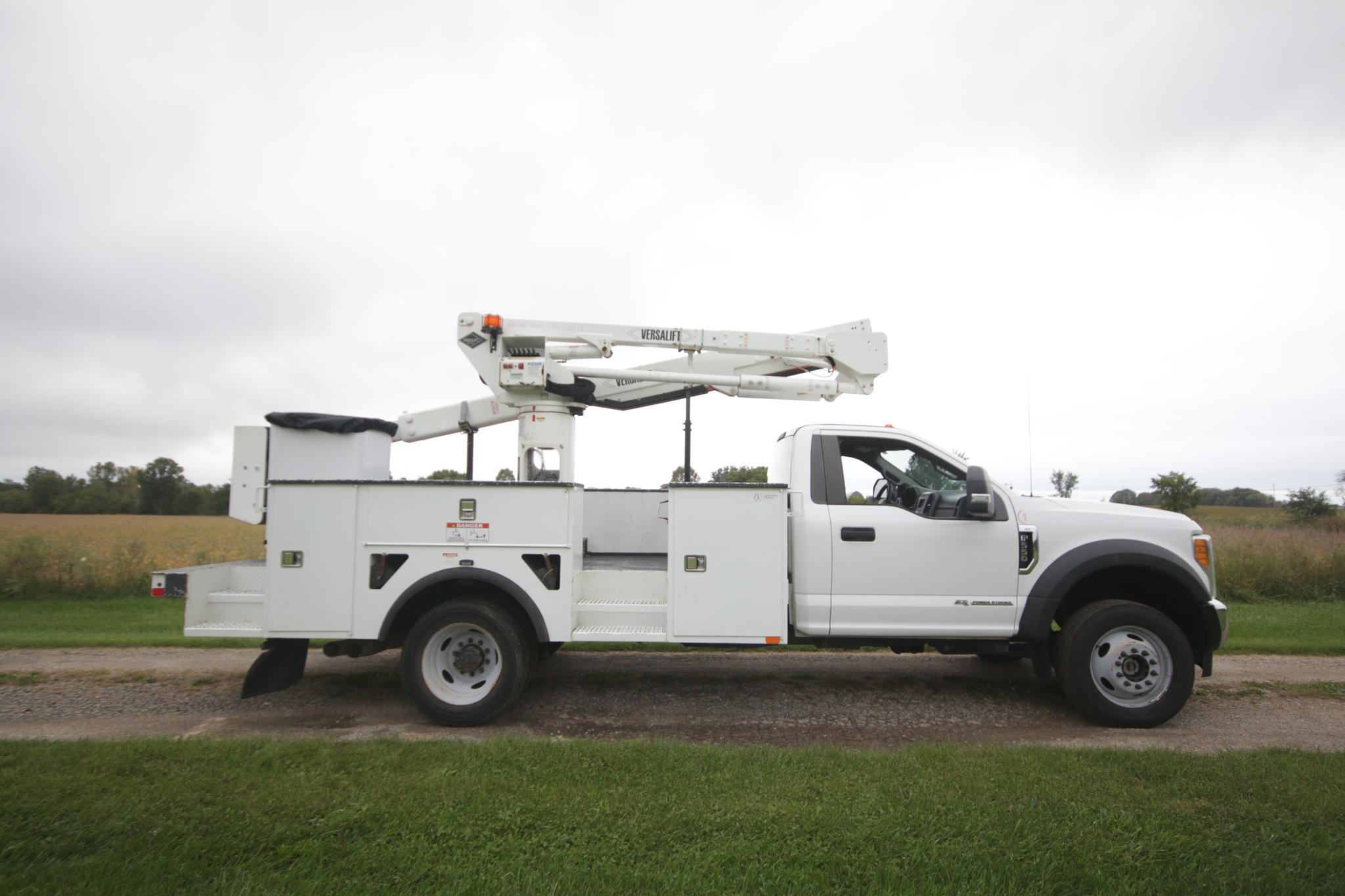 2017 Ford F-550 Super Duty with Versalift SST40EIH - image 3