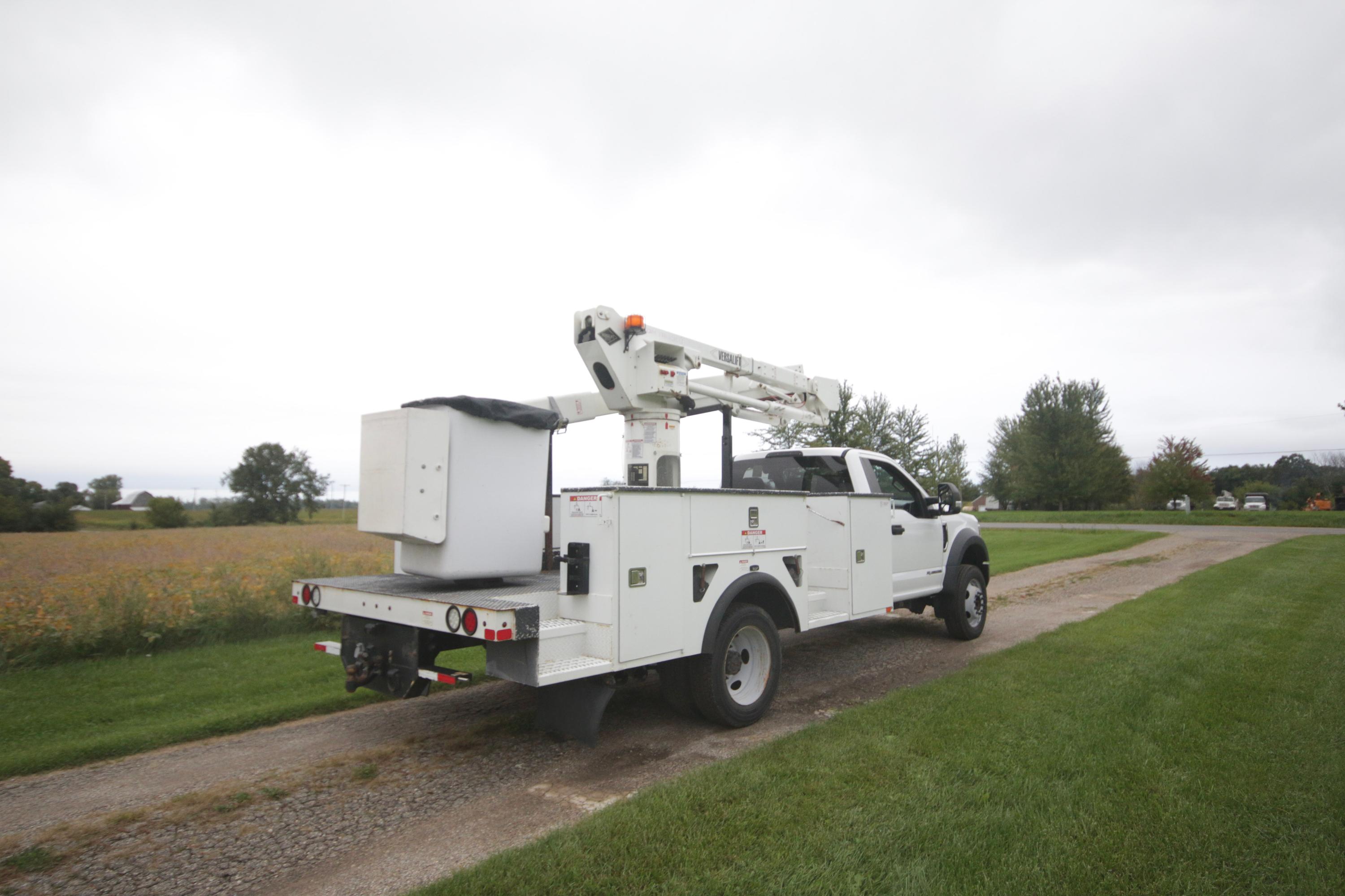 2017 Ford F-550 Super Duty with Versalift SST40EIH - image 20