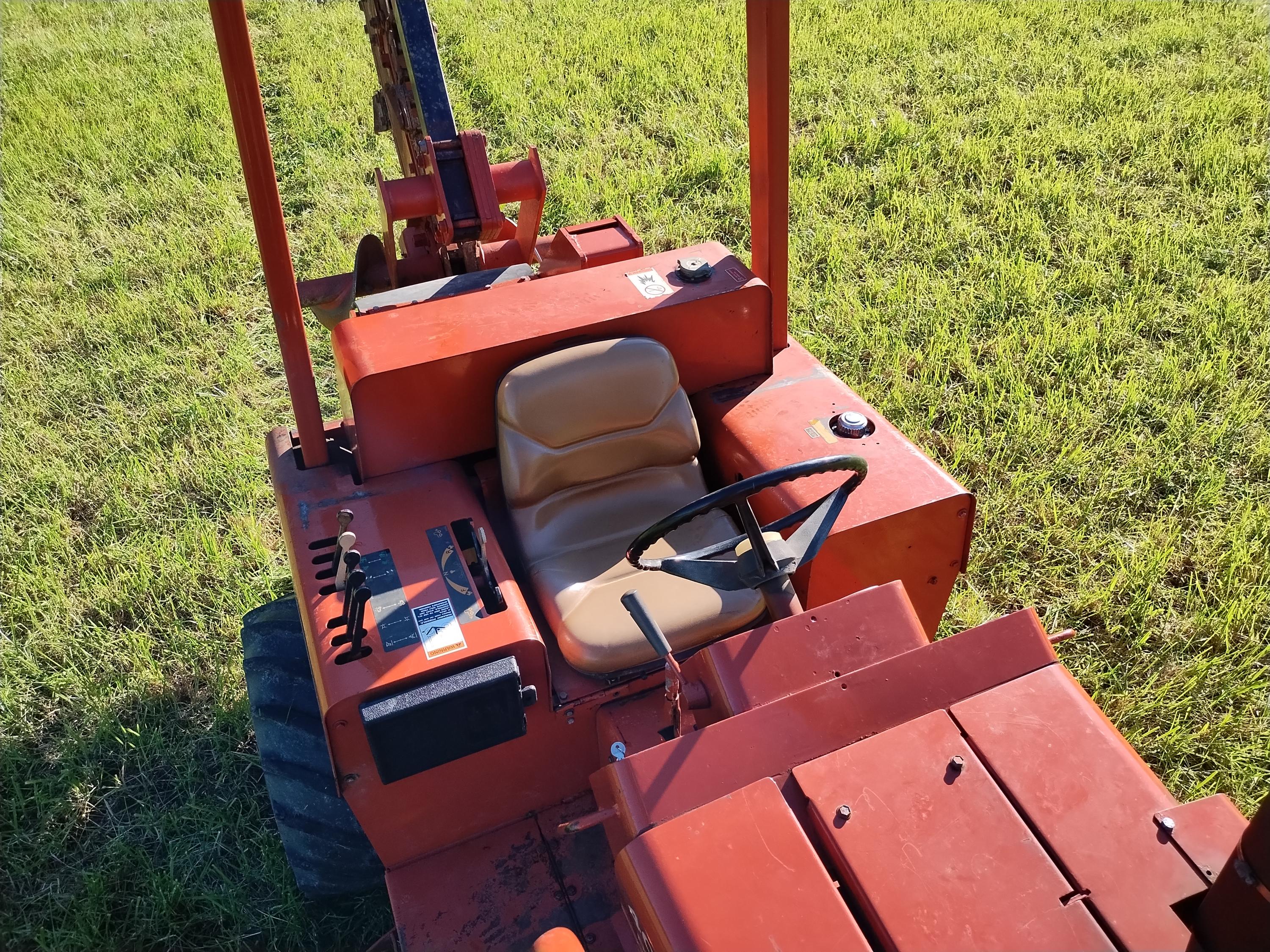 Ditch Witch 4010 Trencher Backhoe - image 7