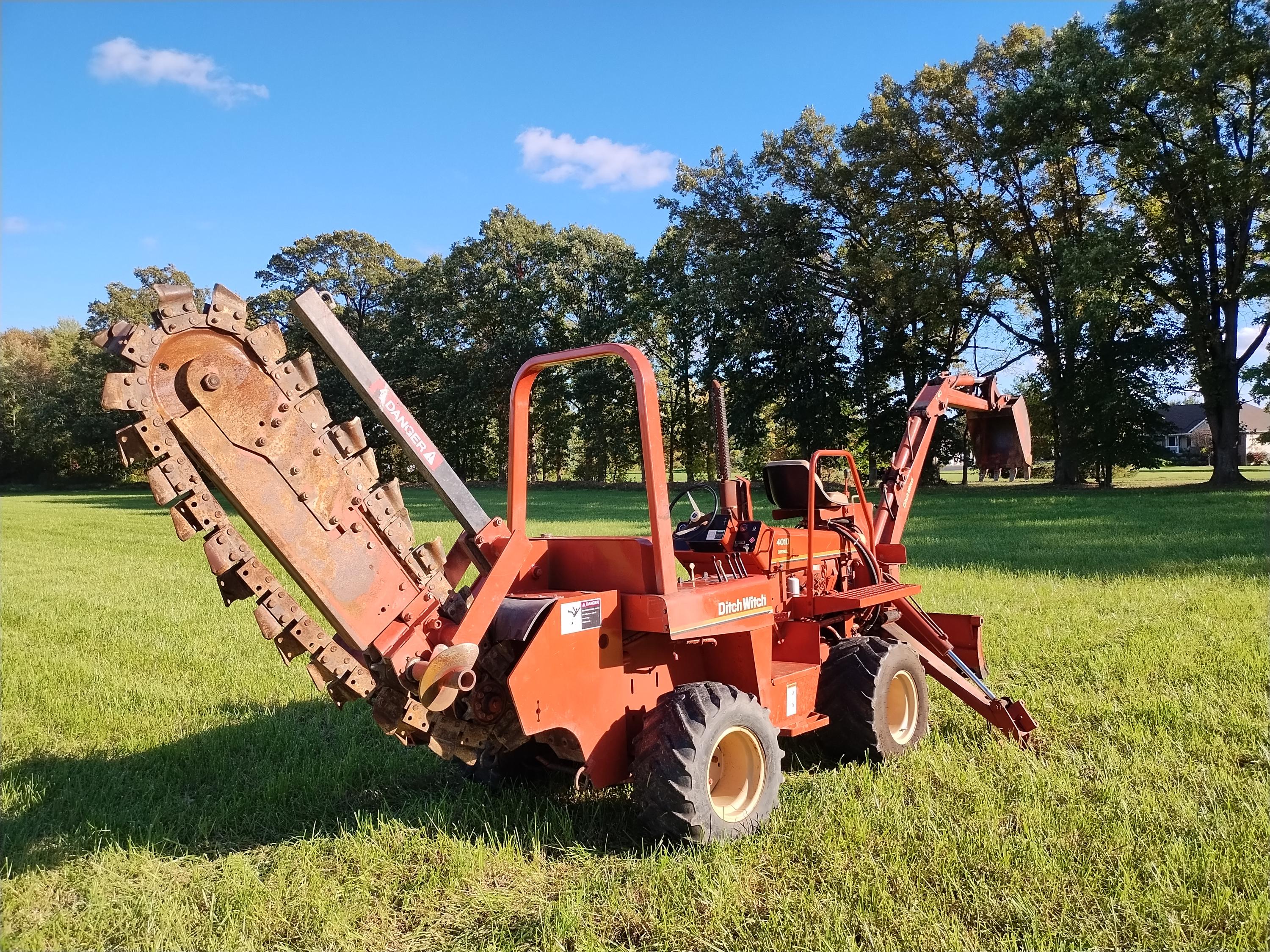 Ditch Witch 4010 Trencher Backhoe - image 3