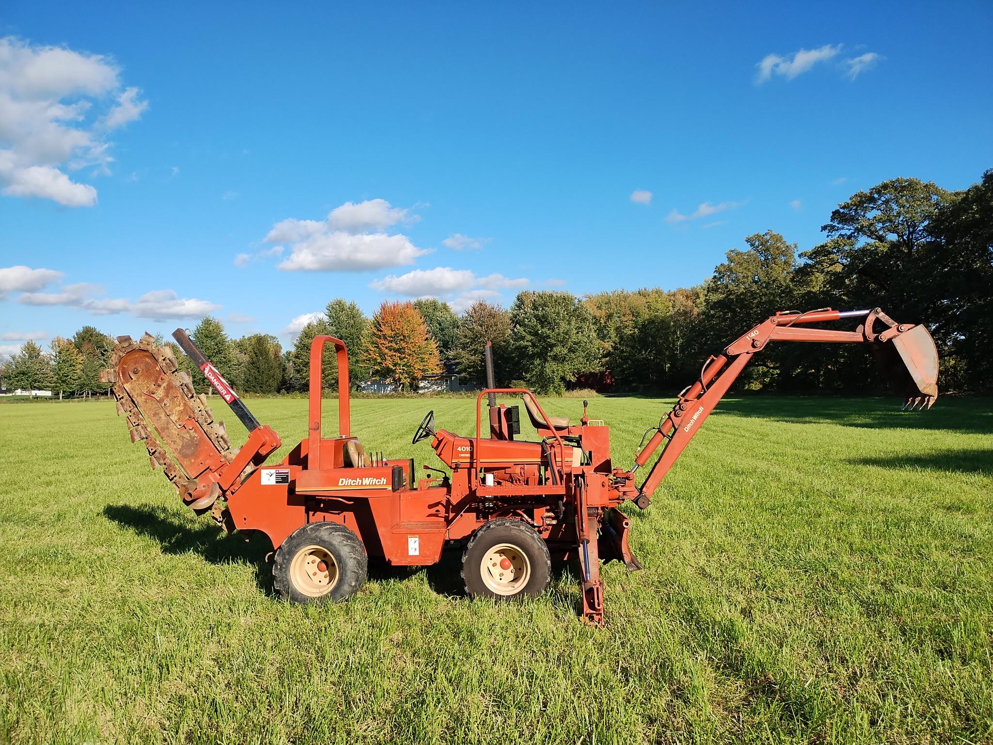 Ditch Witch 4010 Trencher Backhoe - image 2