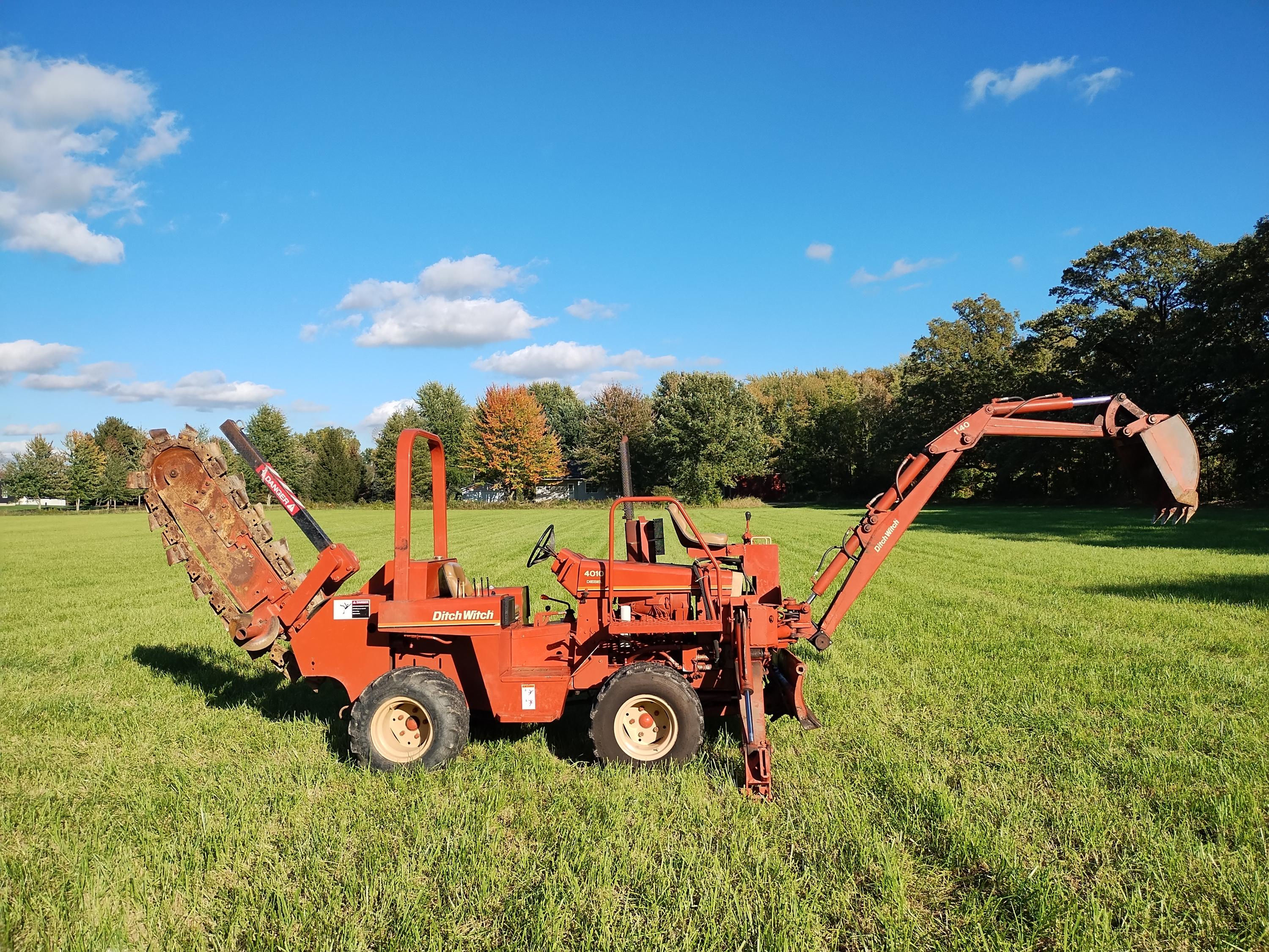 Ditch Witch 4010 Trencher Backhoe - image 2