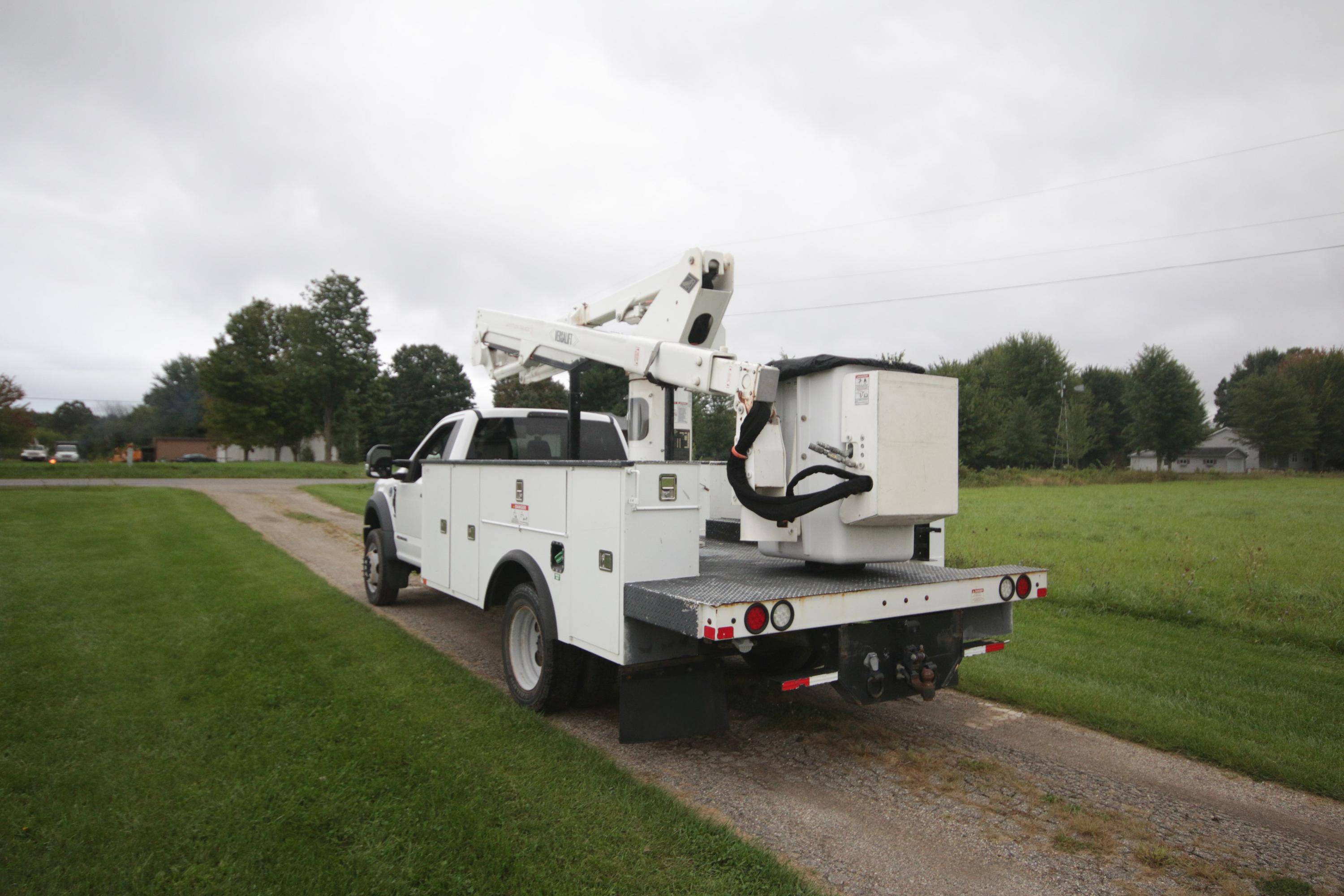 2017 Ford F-550 Super Duty with Versalift SST40EIH - image 8