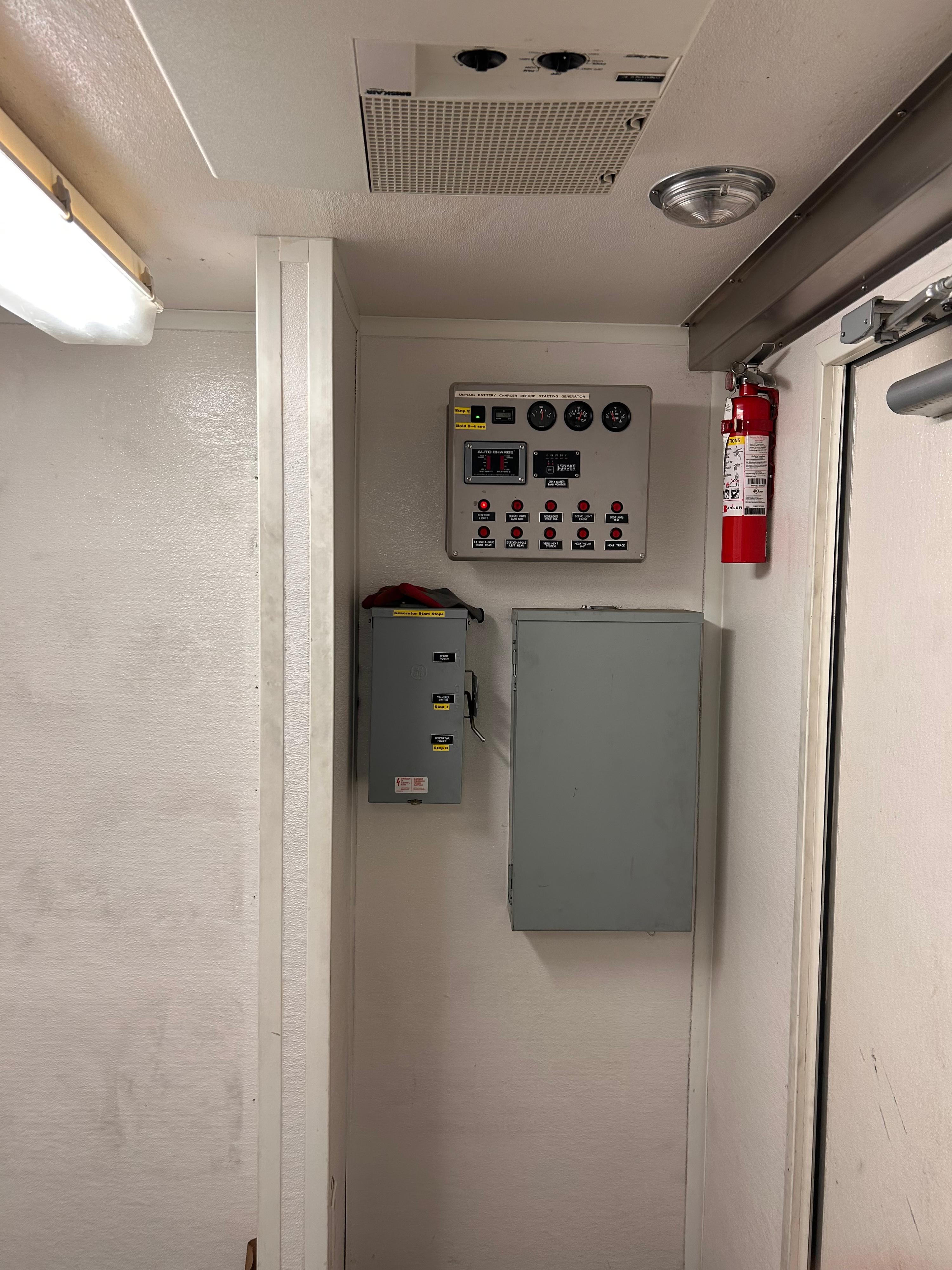 2006 MDX Mobile Office / Decontamination Trailer - image 14