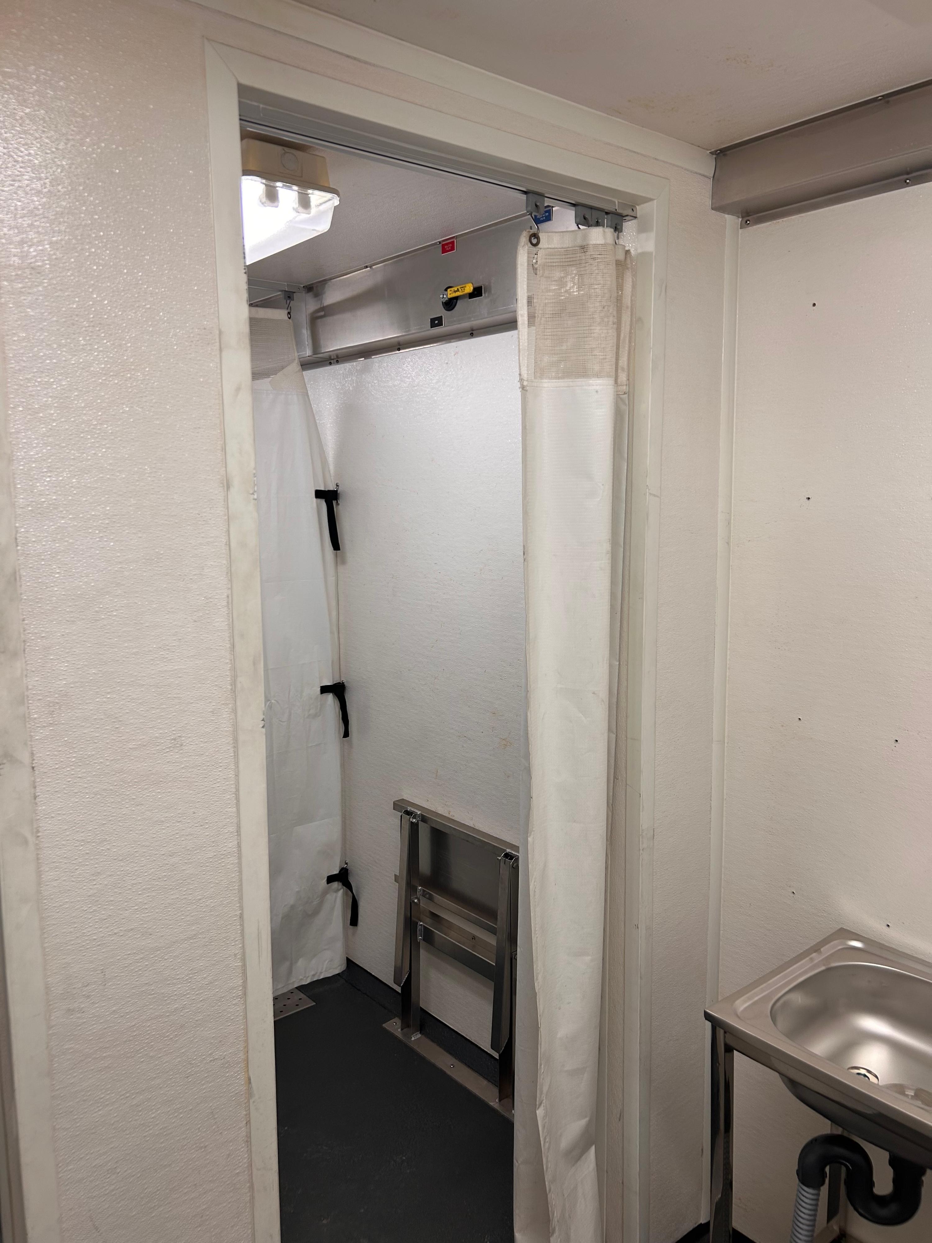 2006 MDX Mobile Office / Decontamination Trailer - image 12