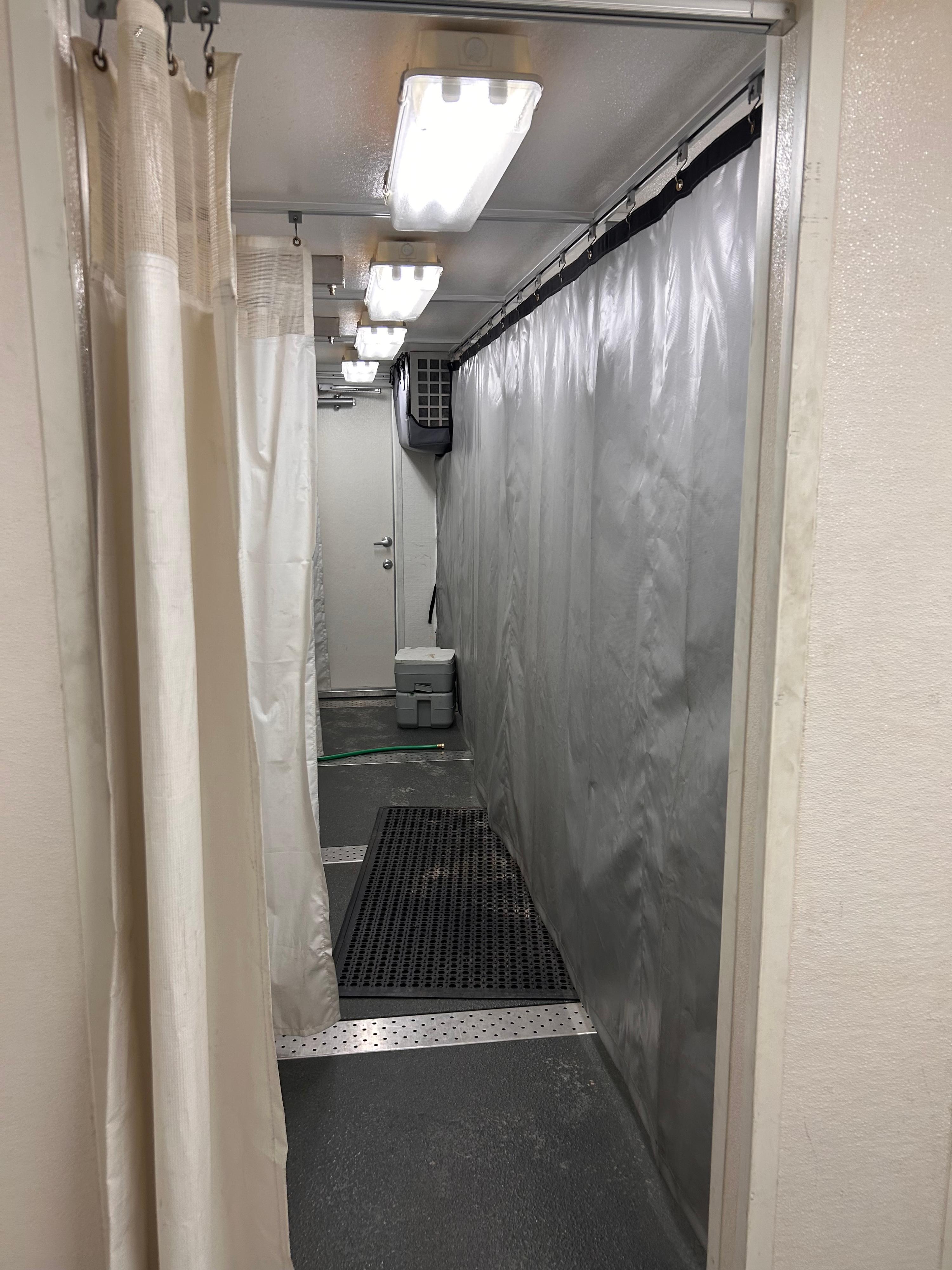 2006 MDX Mobile Office / Decontamination Trailer - image 11