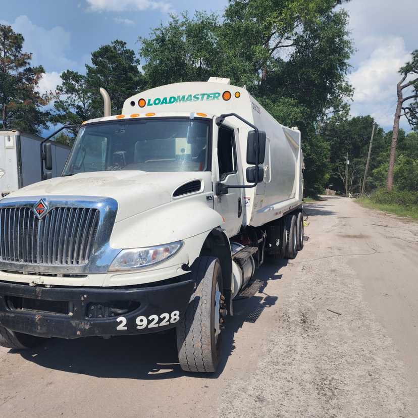 2019 International Loadmaster Rear Loader — photo 2
