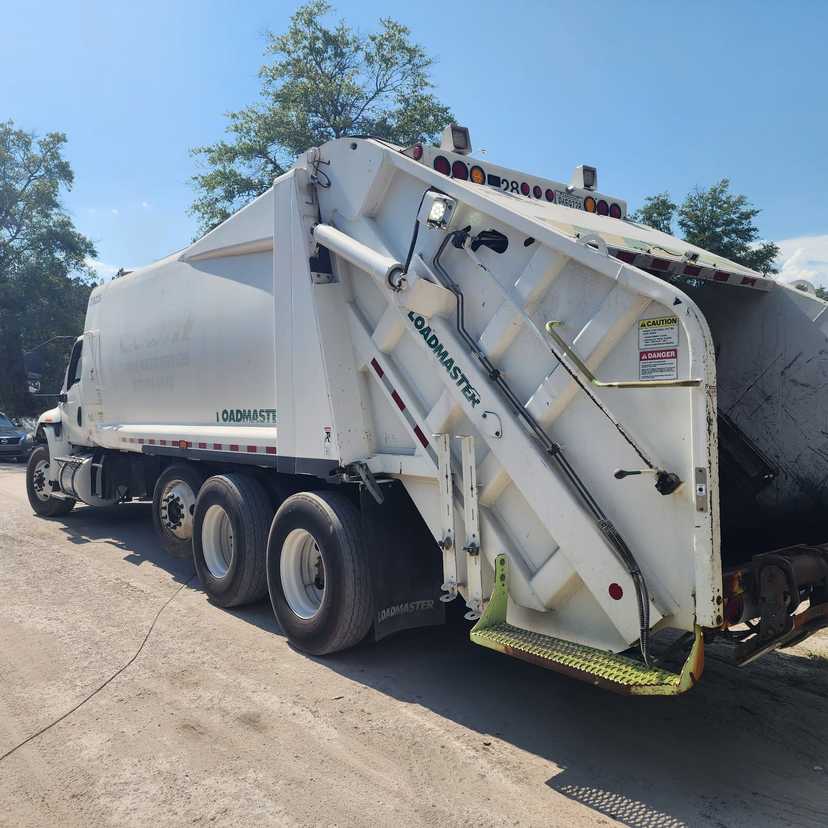 2019 International Loadmaster Rear Loader — photo 3