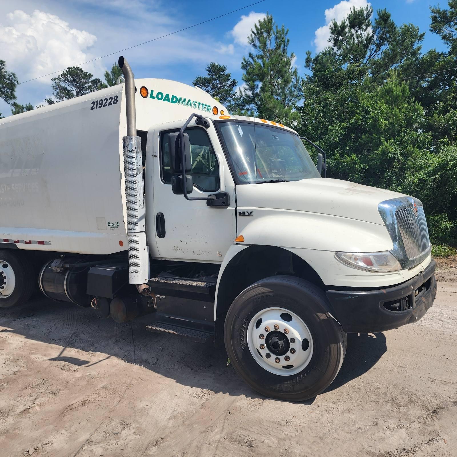 2019 International Loadmaster Rear Loader - image 1