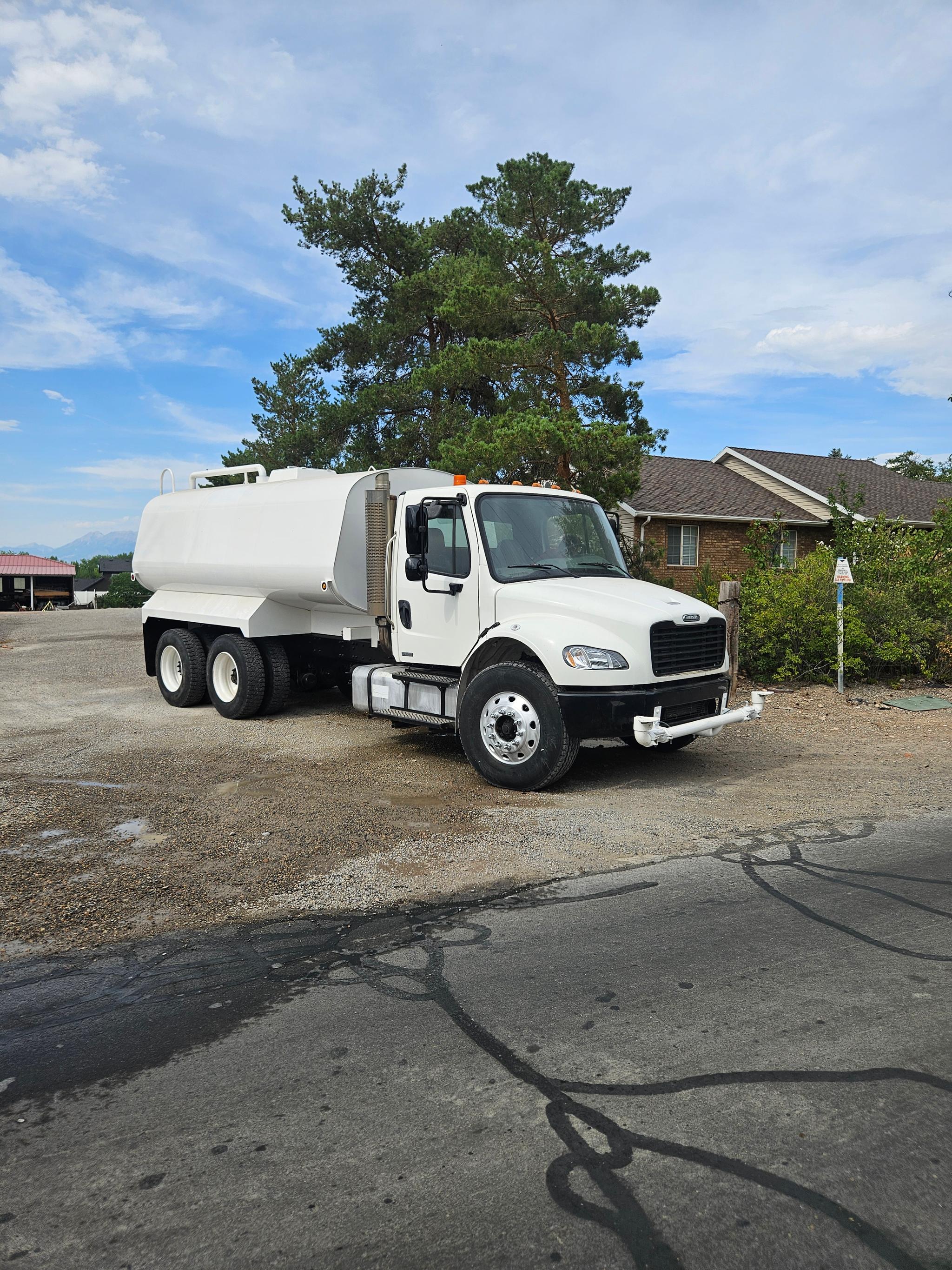 2006 Freightliner M2 106 Tanker - image 3
