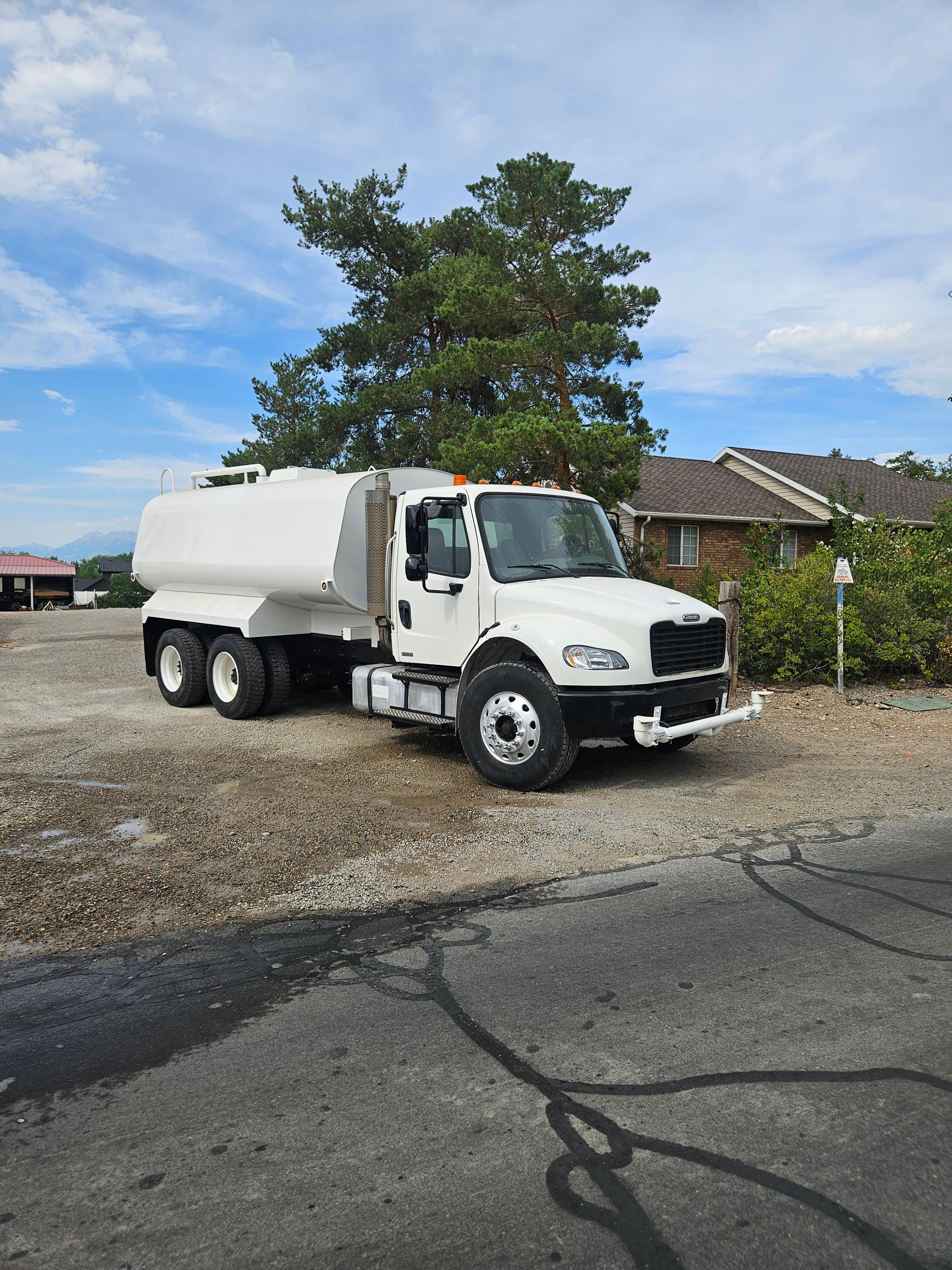 2006 Freightliner M2 106 Tanker - image 3