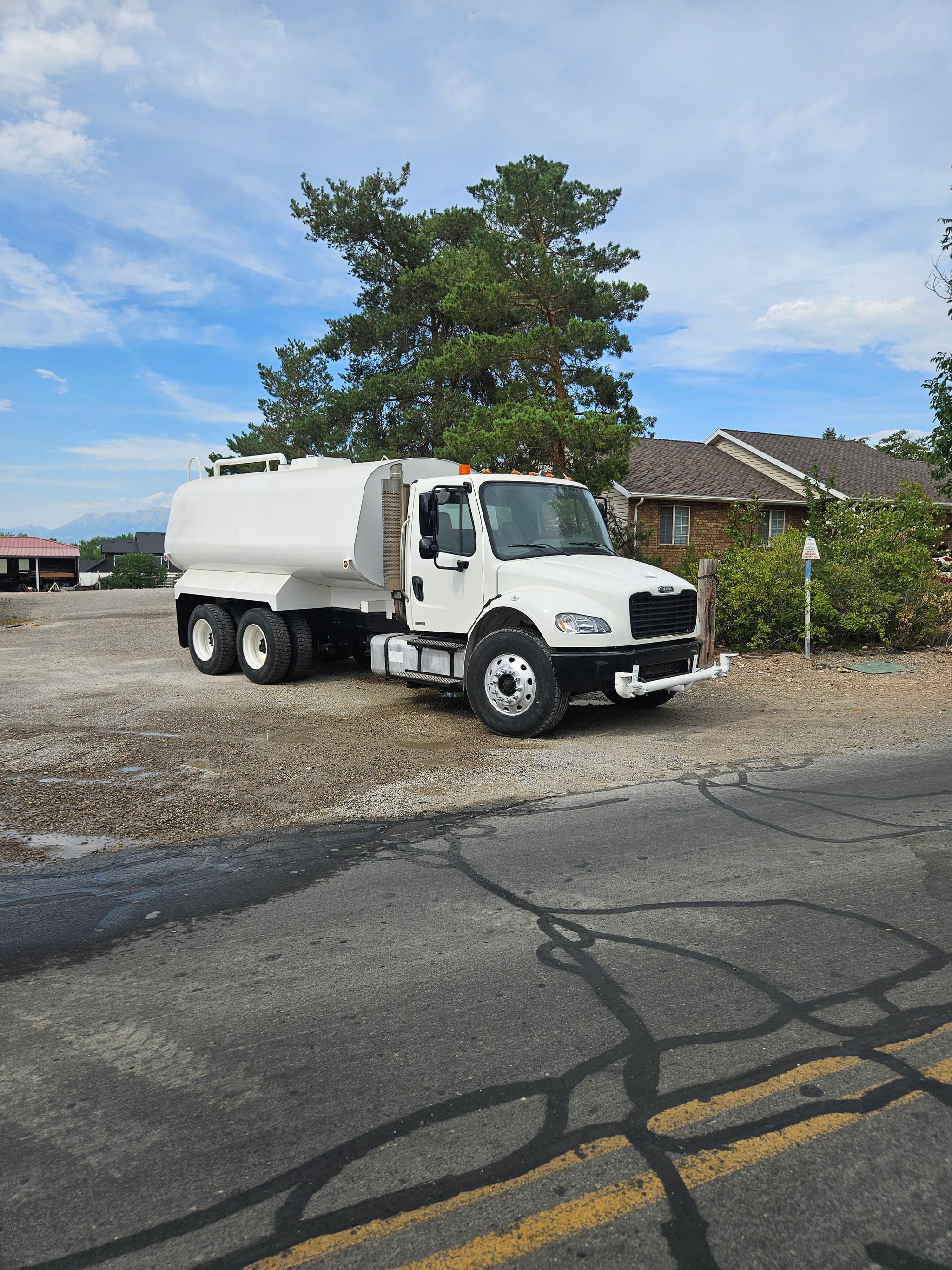 2006 Freightliner M2 106 Tanker - image 2