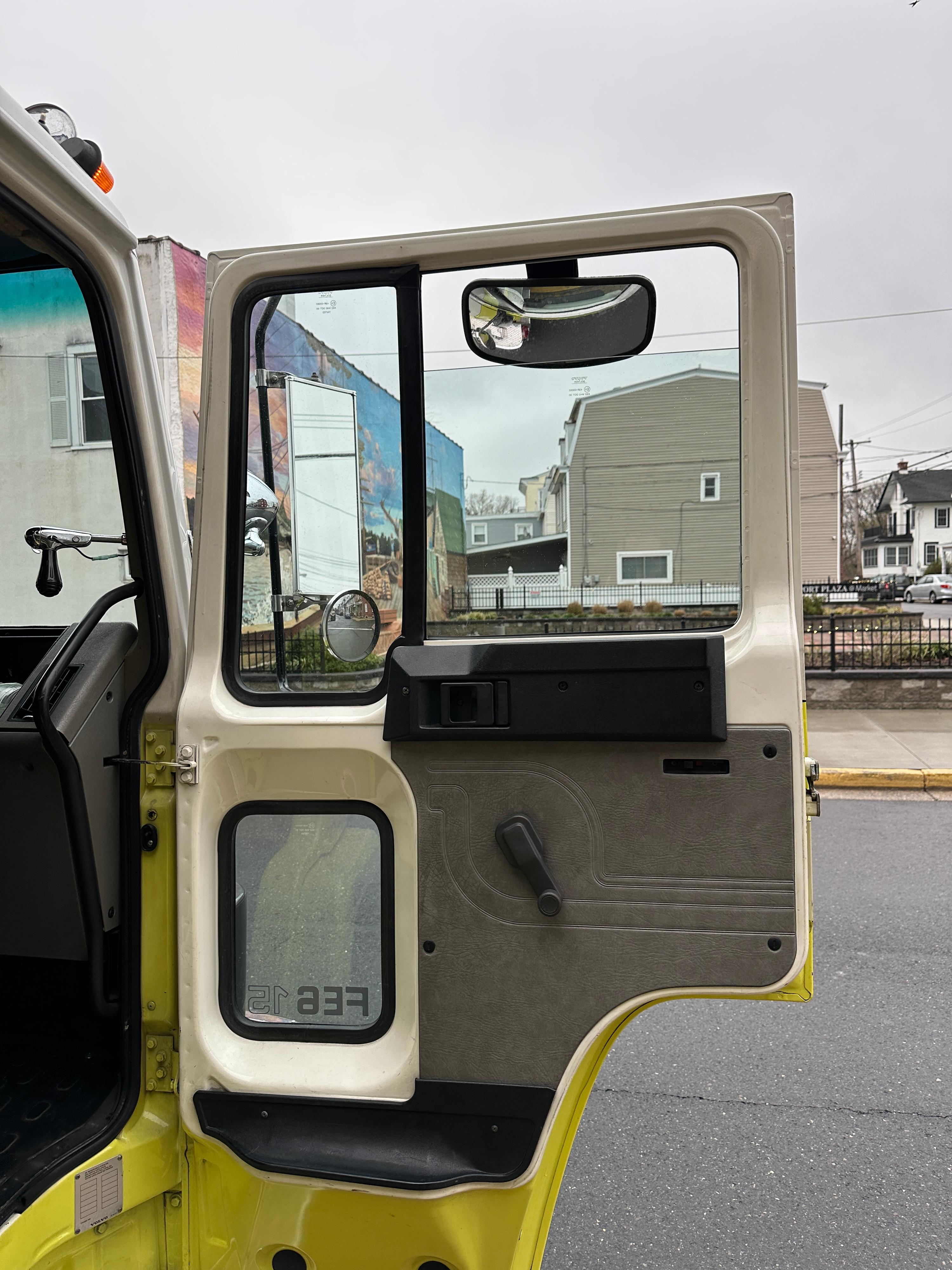 1990 Volvo/Sanford Walk-In Rescue - image 12