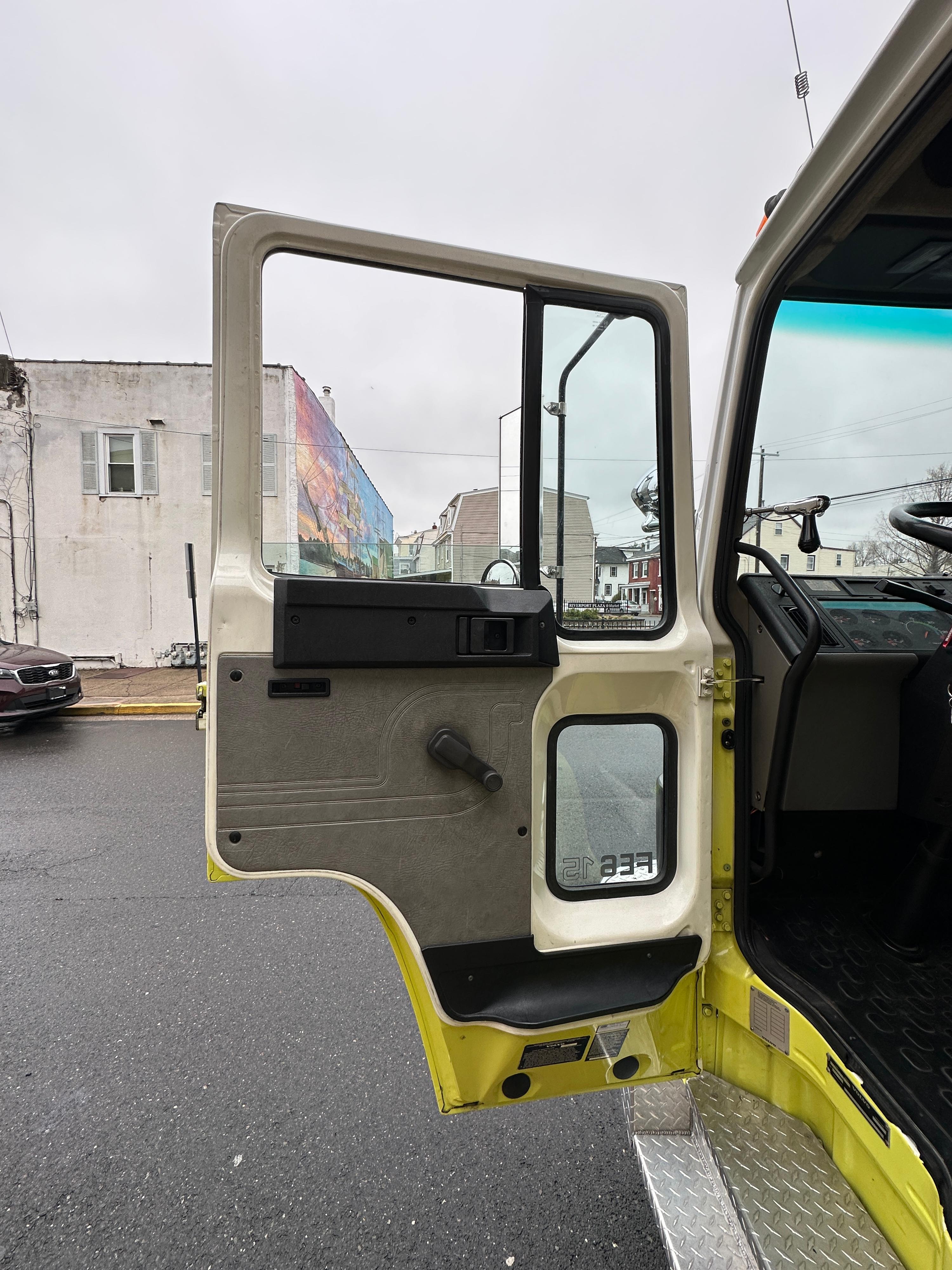 1990 Volvo/Sanford Walk-In Rescue - image 14