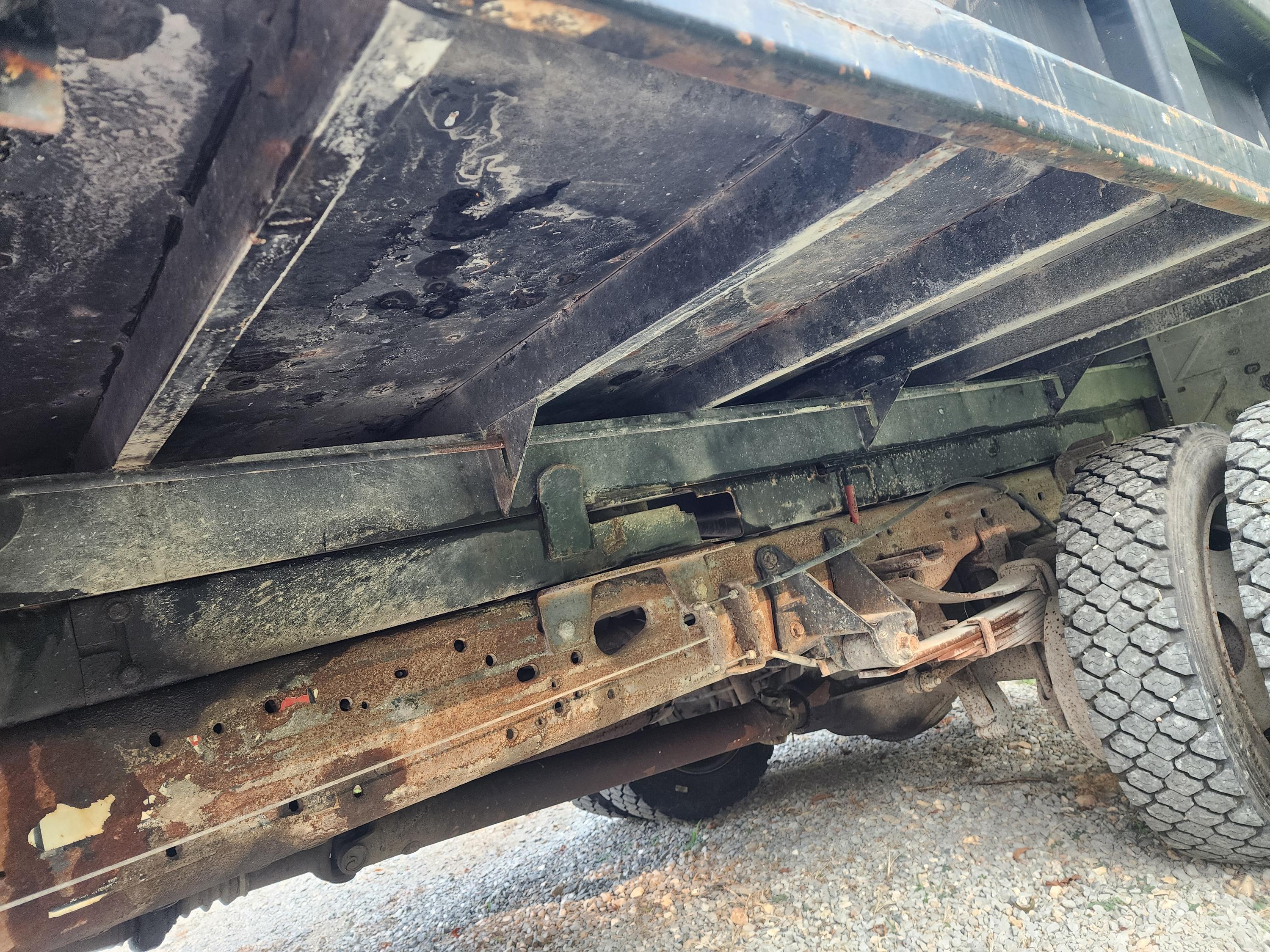 2000 Ford F450 Dump Truck - image 16