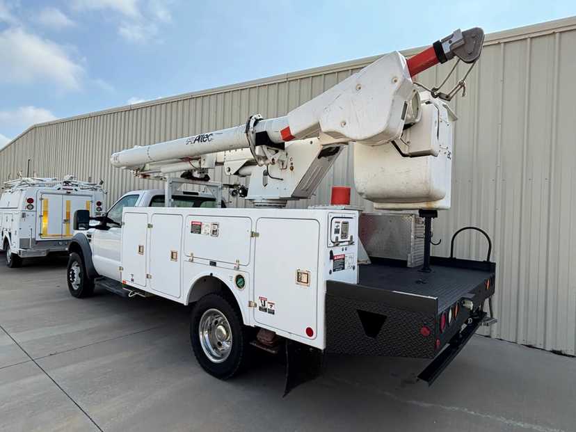 2008 Ford F550 Bucket — photo 2