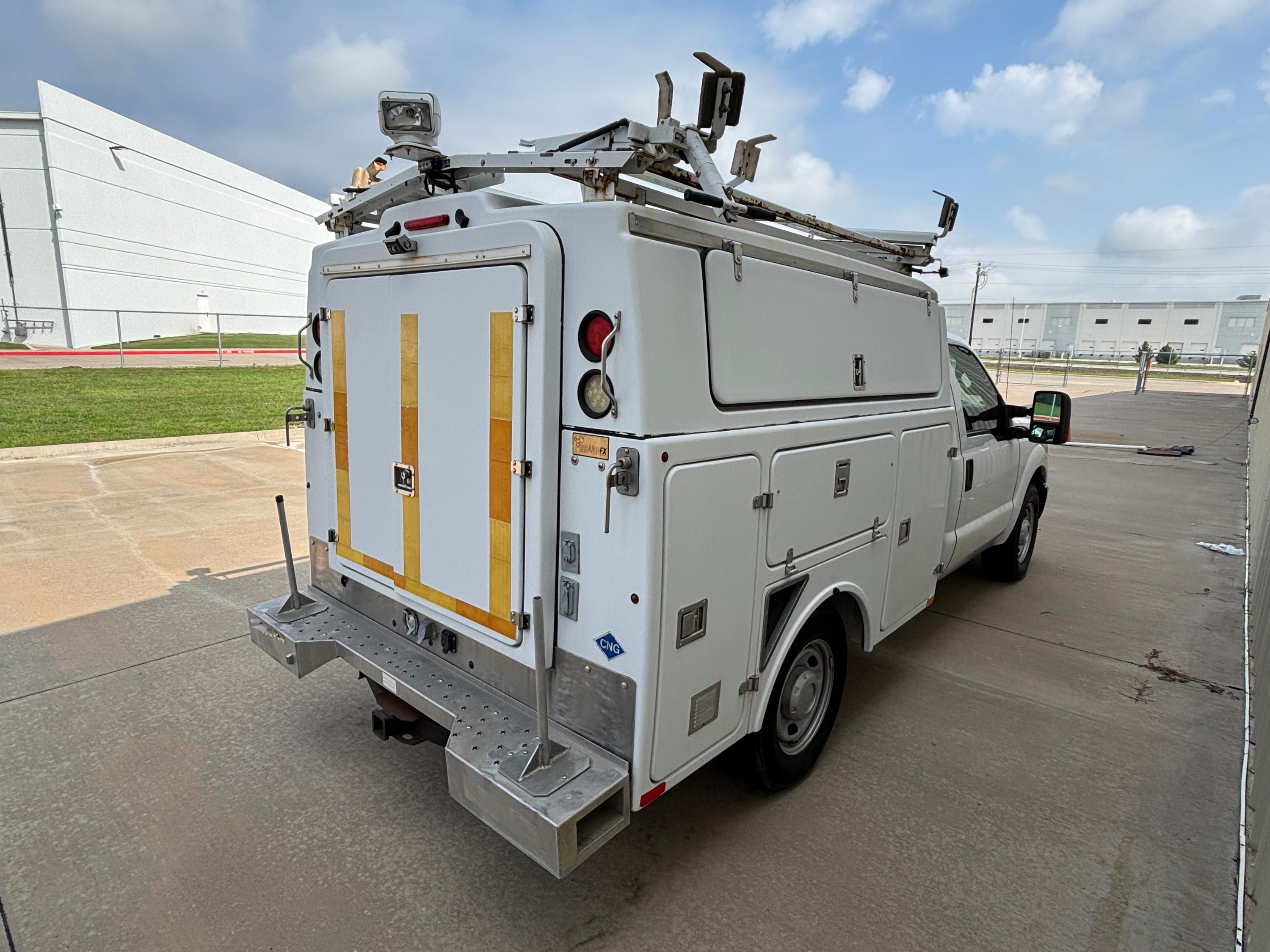 2013 Ford F-350 Utility - image 4