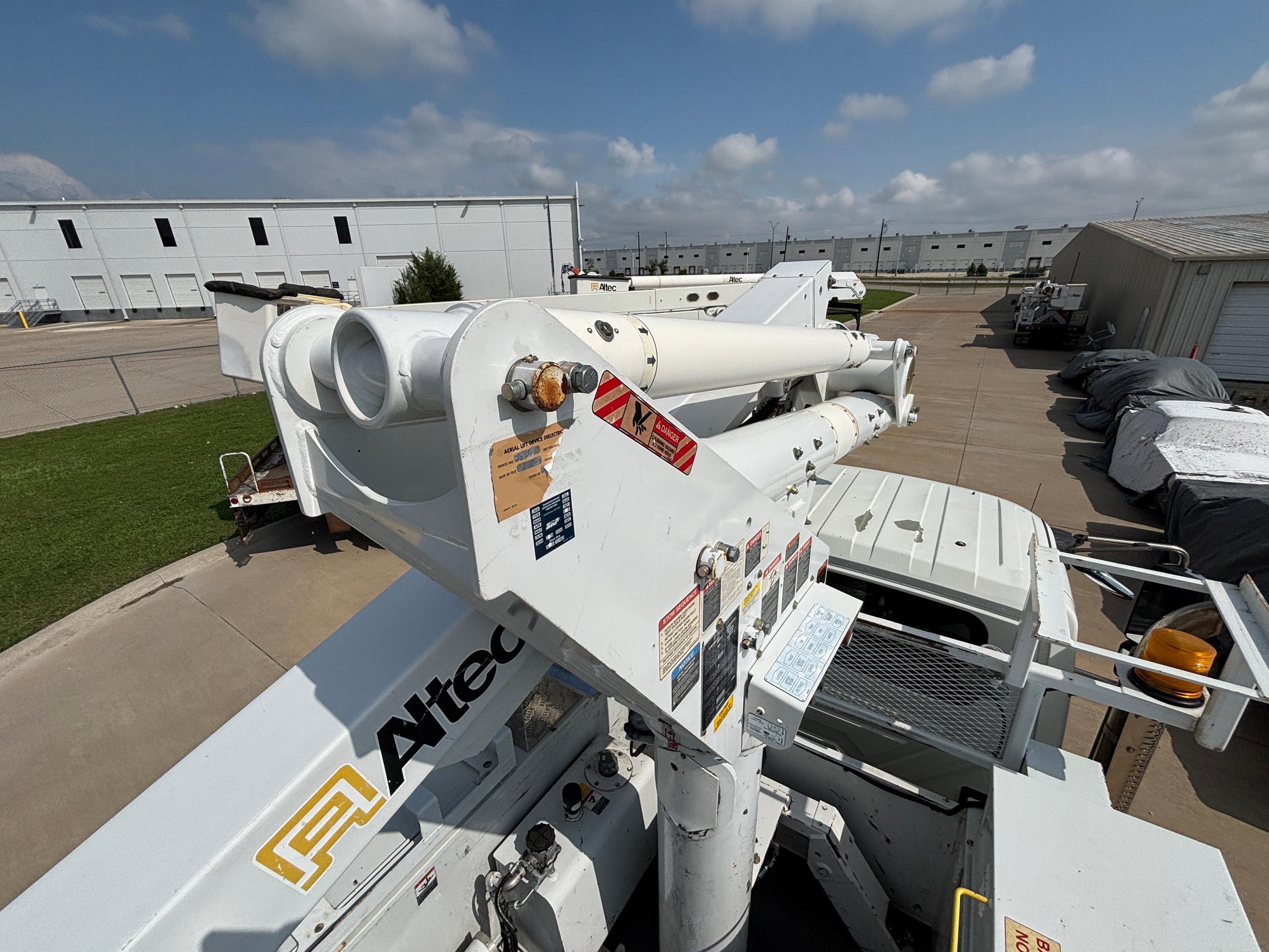 2015 International Bucket - image 32