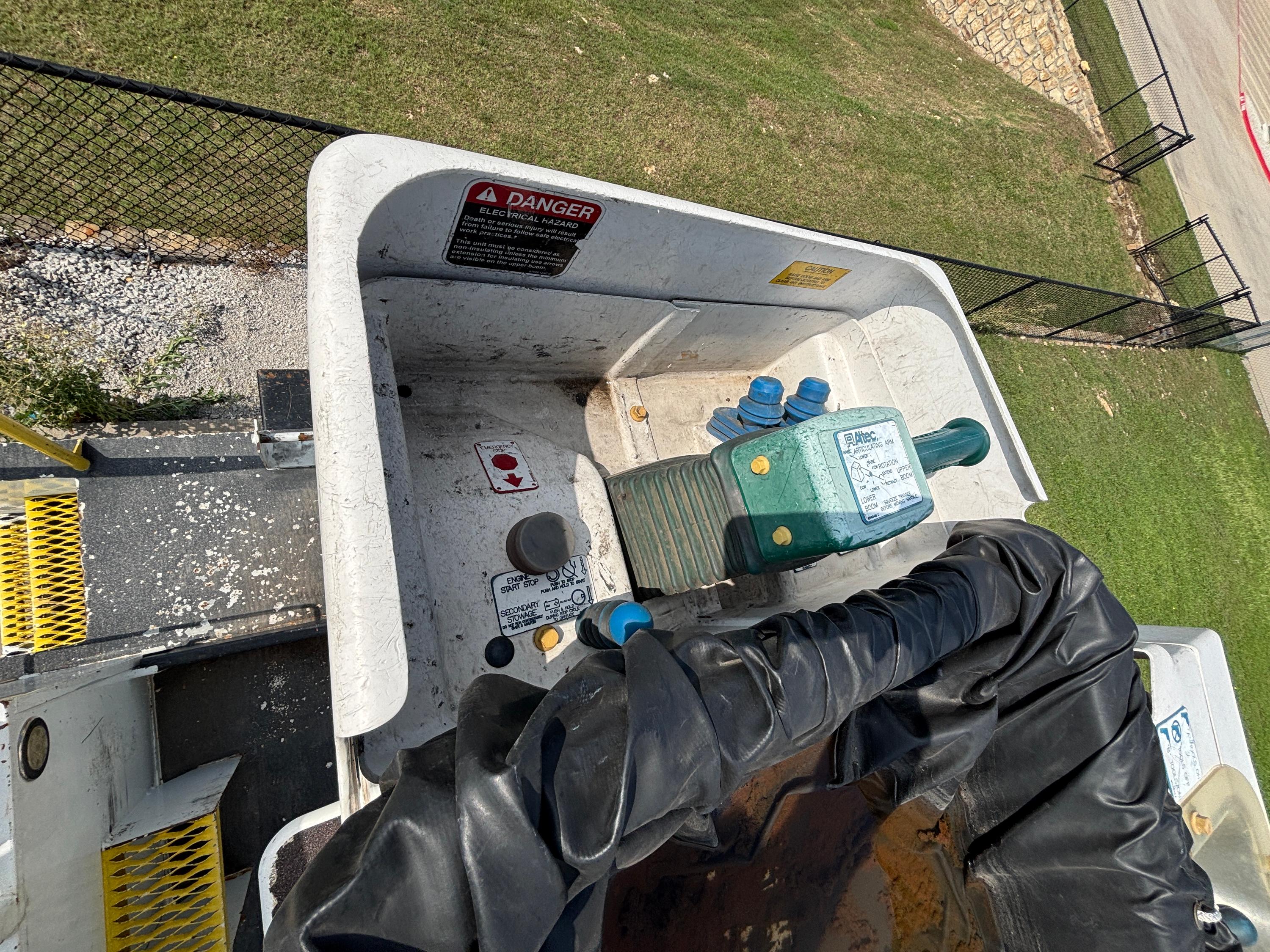 2015 International Bucket - image 30