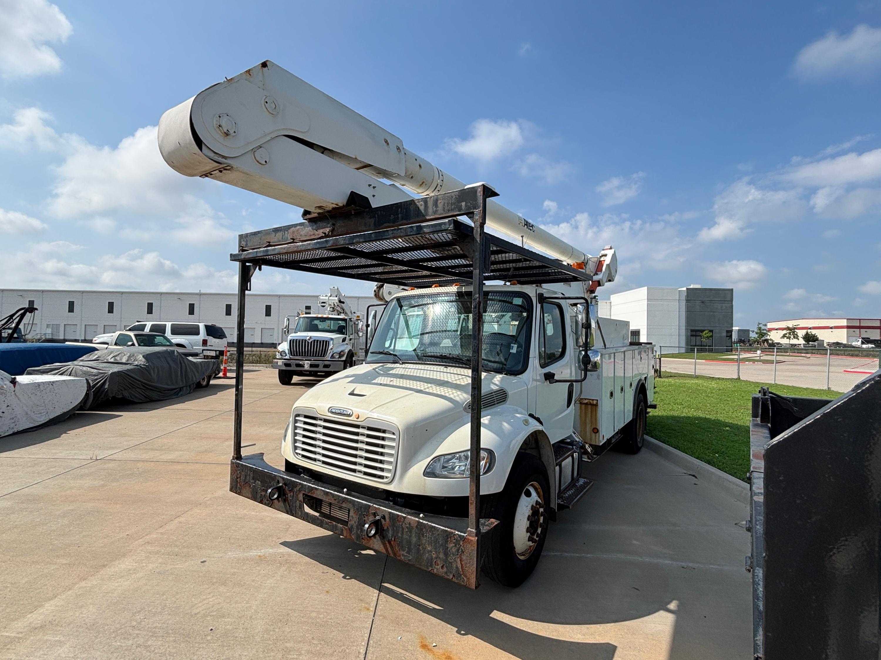 2015 Freightliner M2106 Bucket - image 1