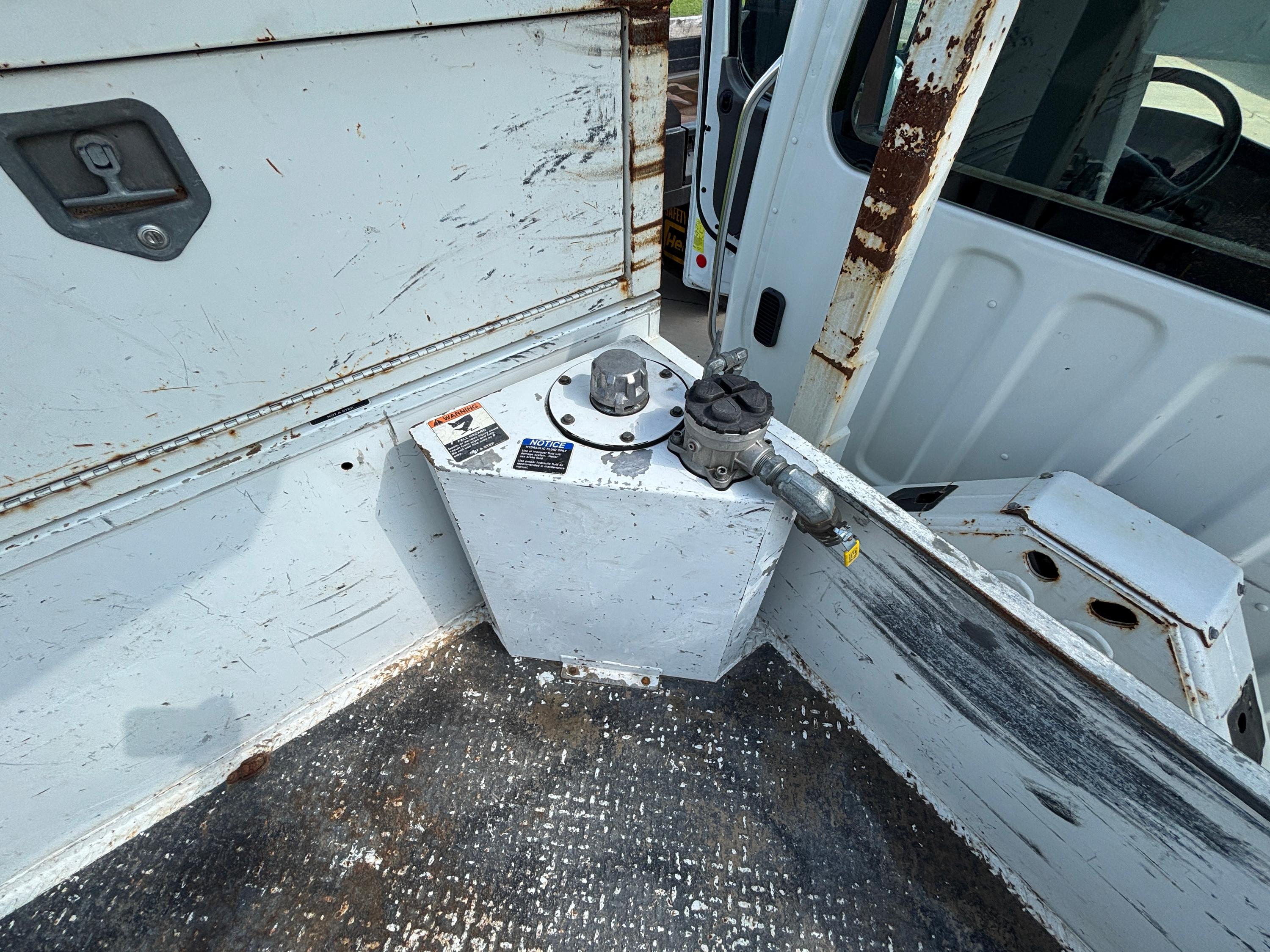 2015 Freightliner M2106 Bucket - image 33