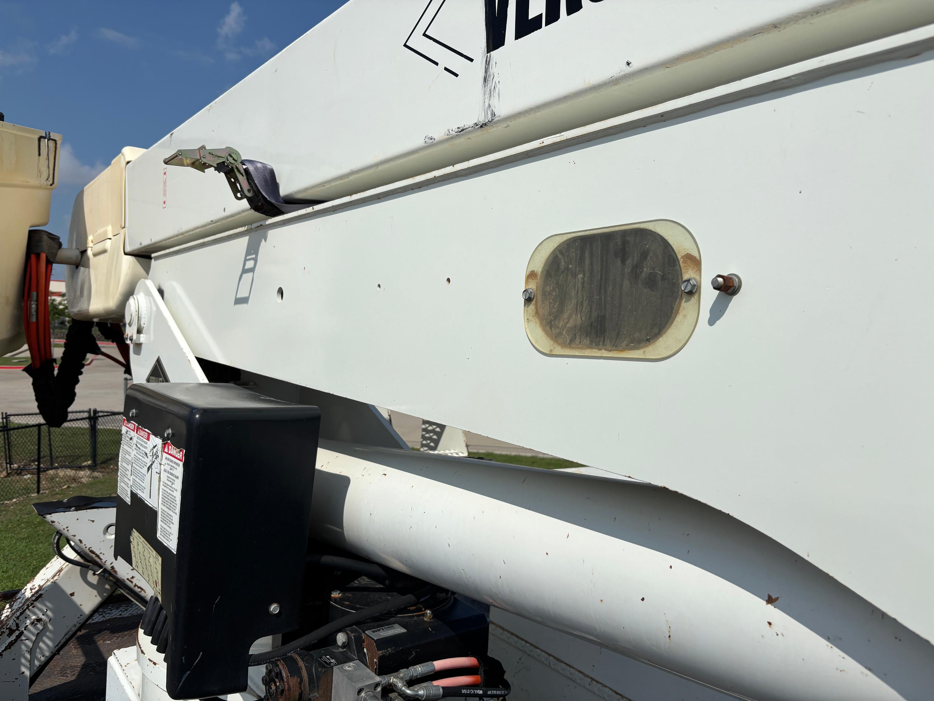 2014 International Bucket - image 26