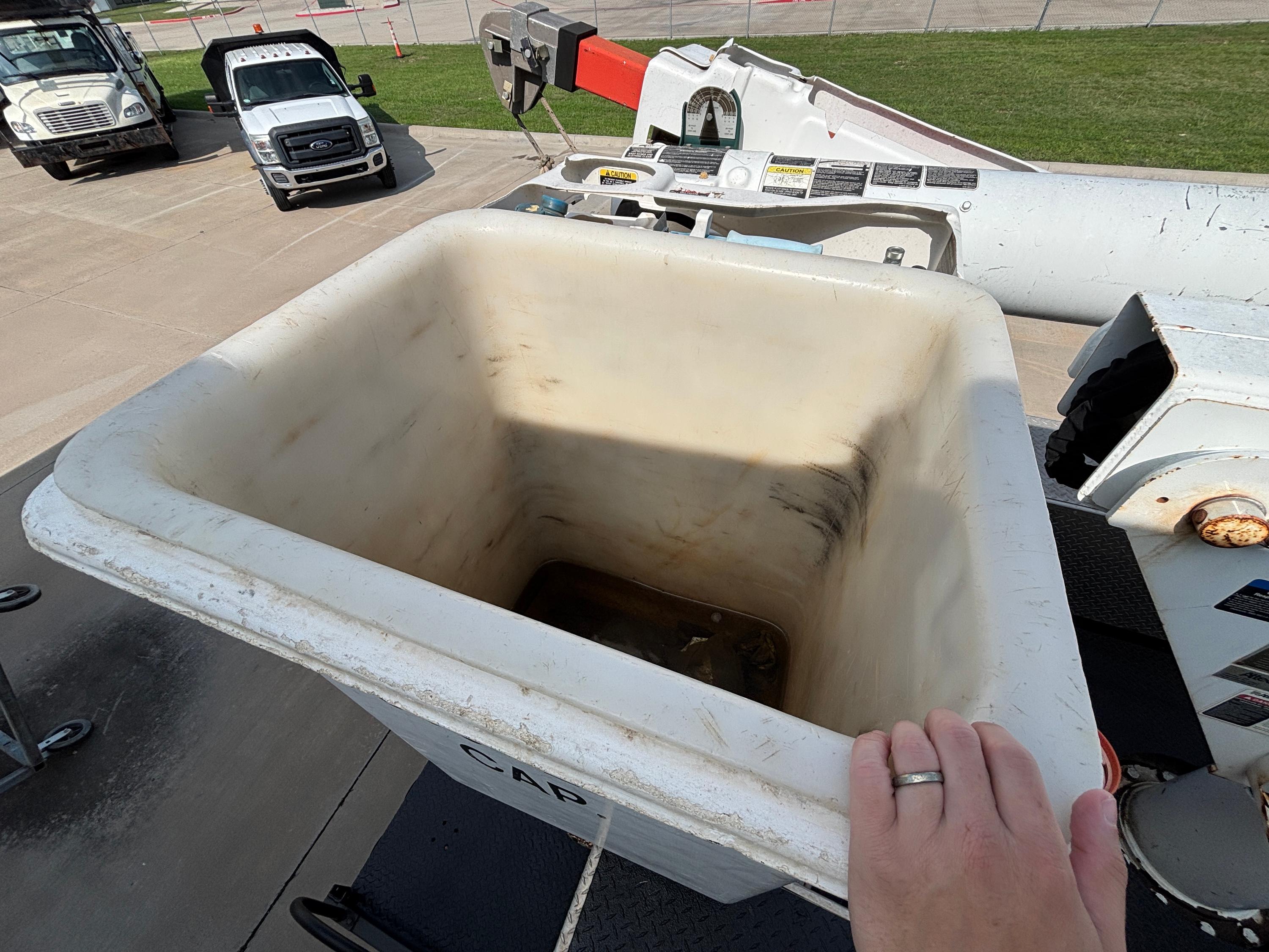 2008 Ford F550 Bucket - image 23