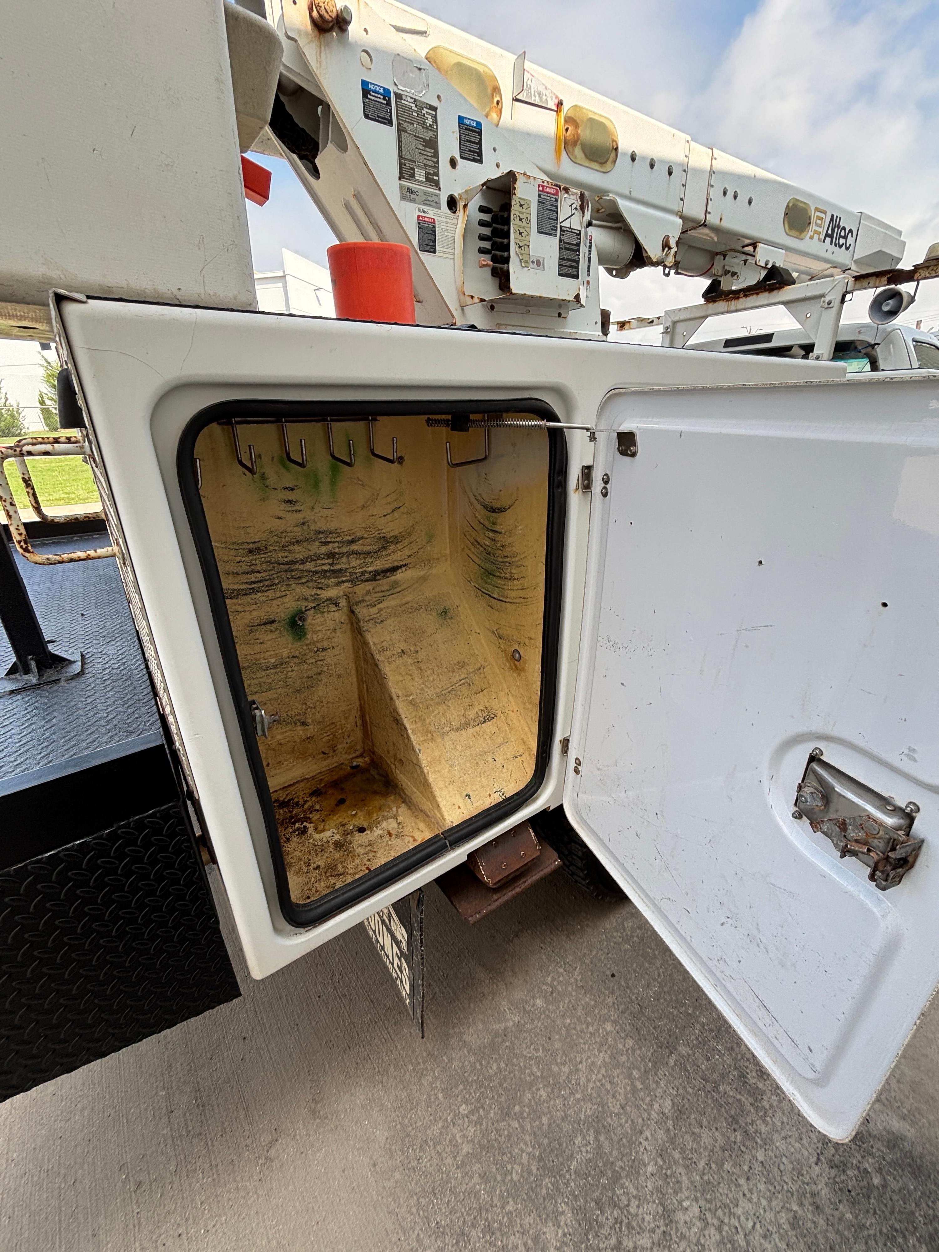 2008 Ford F550 Bucket - image 15