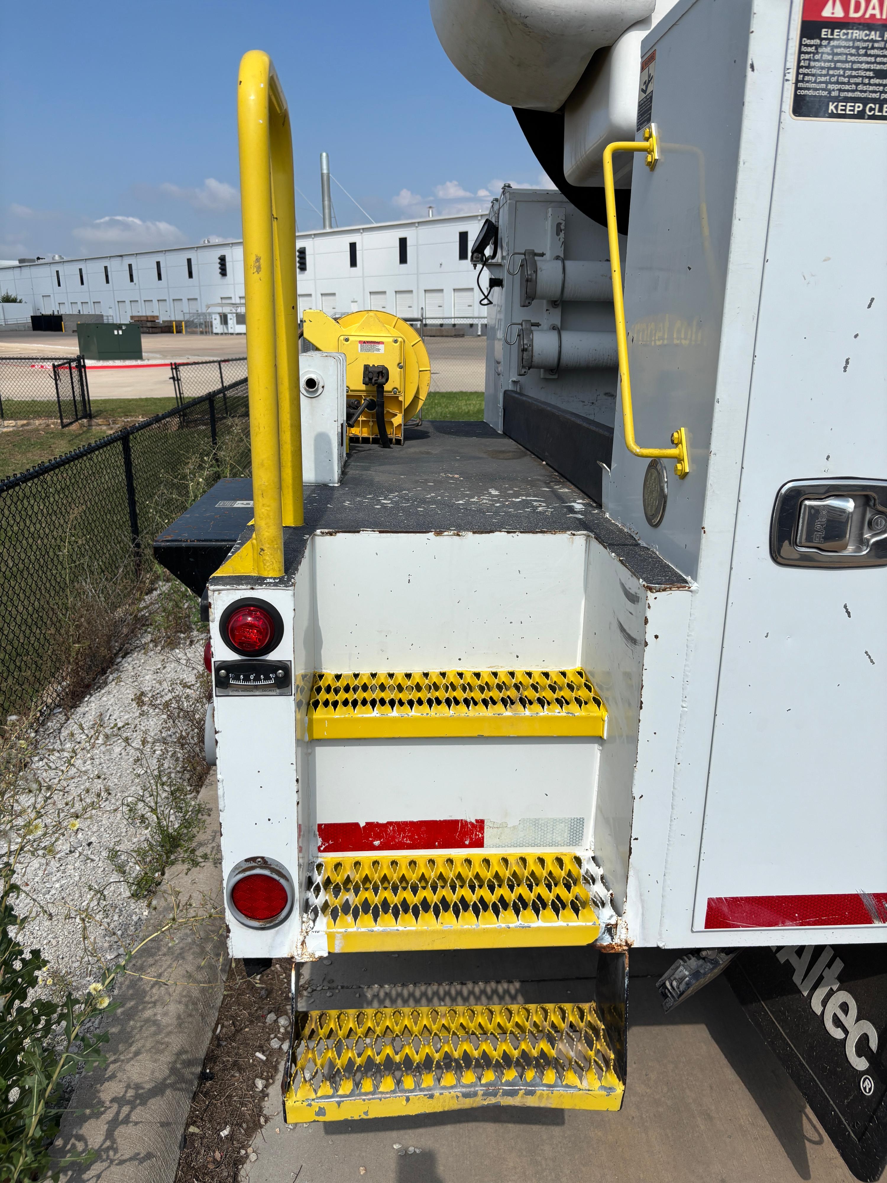 2015 International Bucket - image 23