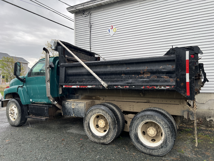 2005 GMC 8500 Dump Truck - image 2