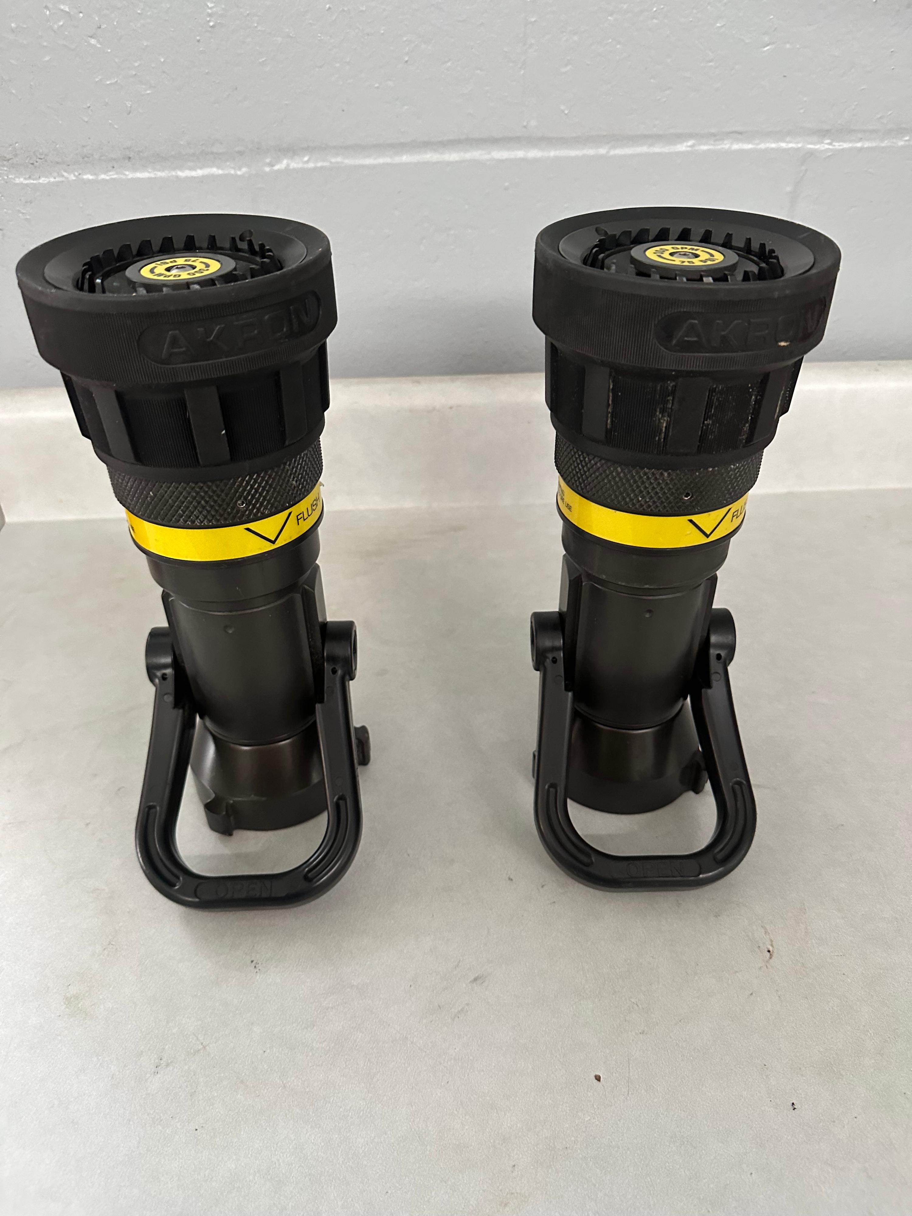 Akron 2 1/2" Combination Nozzle Direct Base - image 1