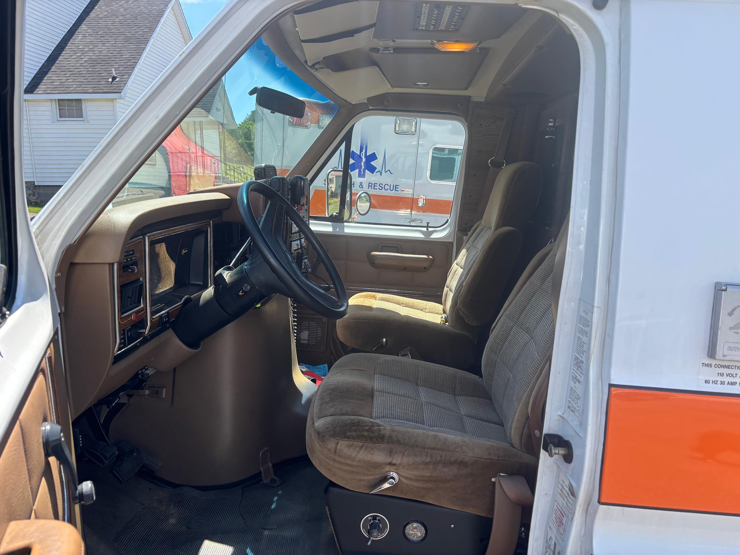 1992 Ford Type III Ambulance - image 6