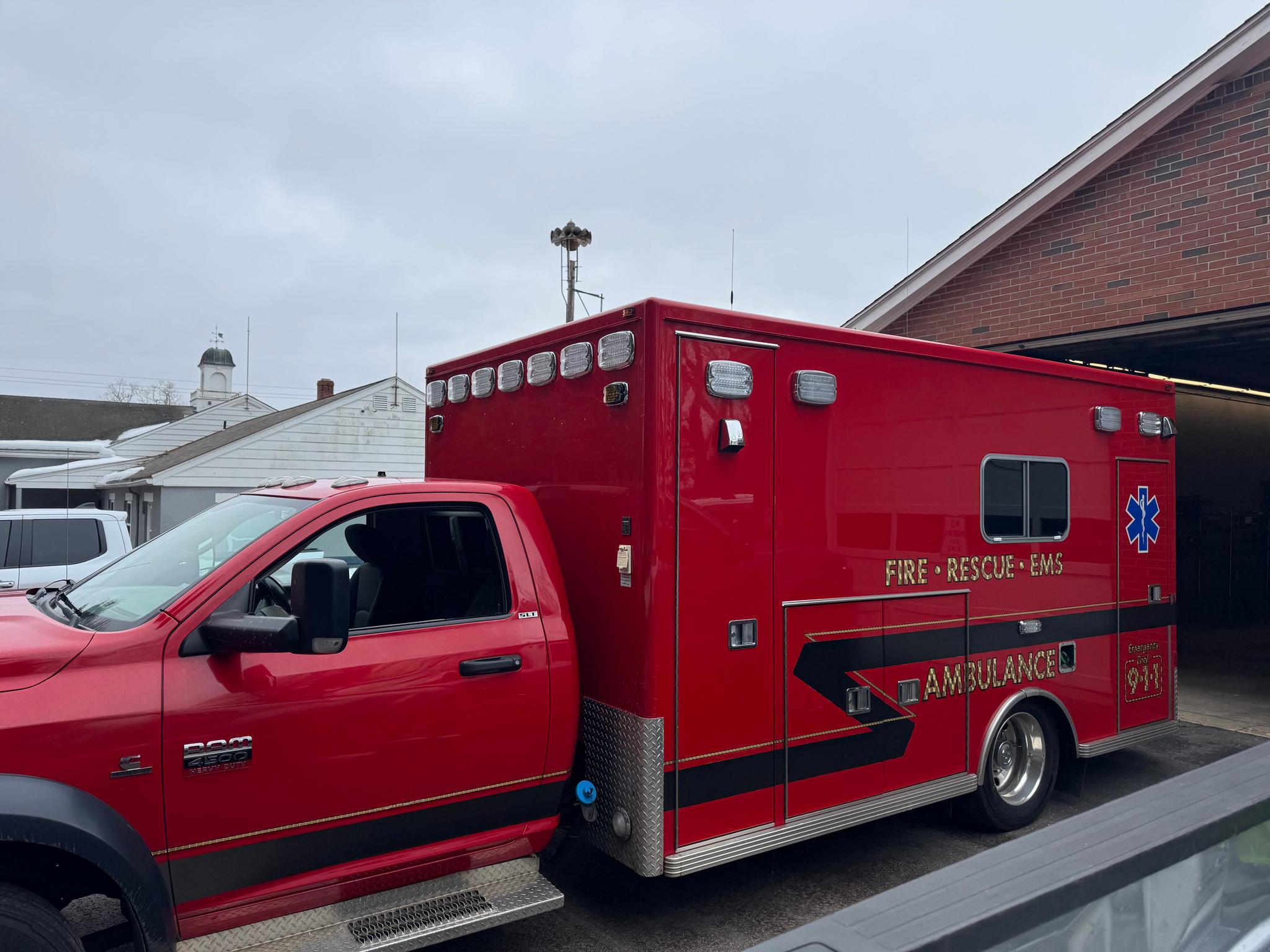 2011 LifeLine Dodge 4x4 Type I Ambulance - image 2