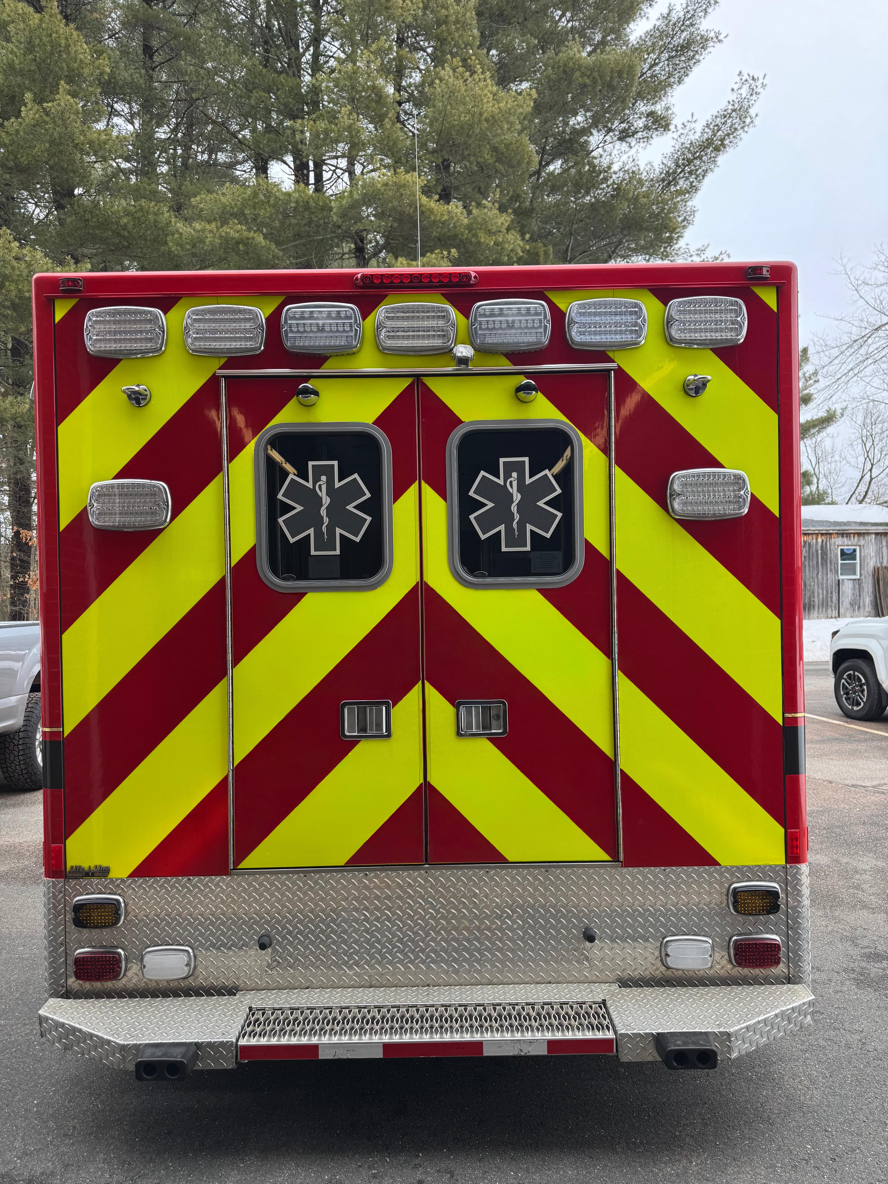 2011 LifeLine Dodge 4x4 Type I Ambulance - image 5