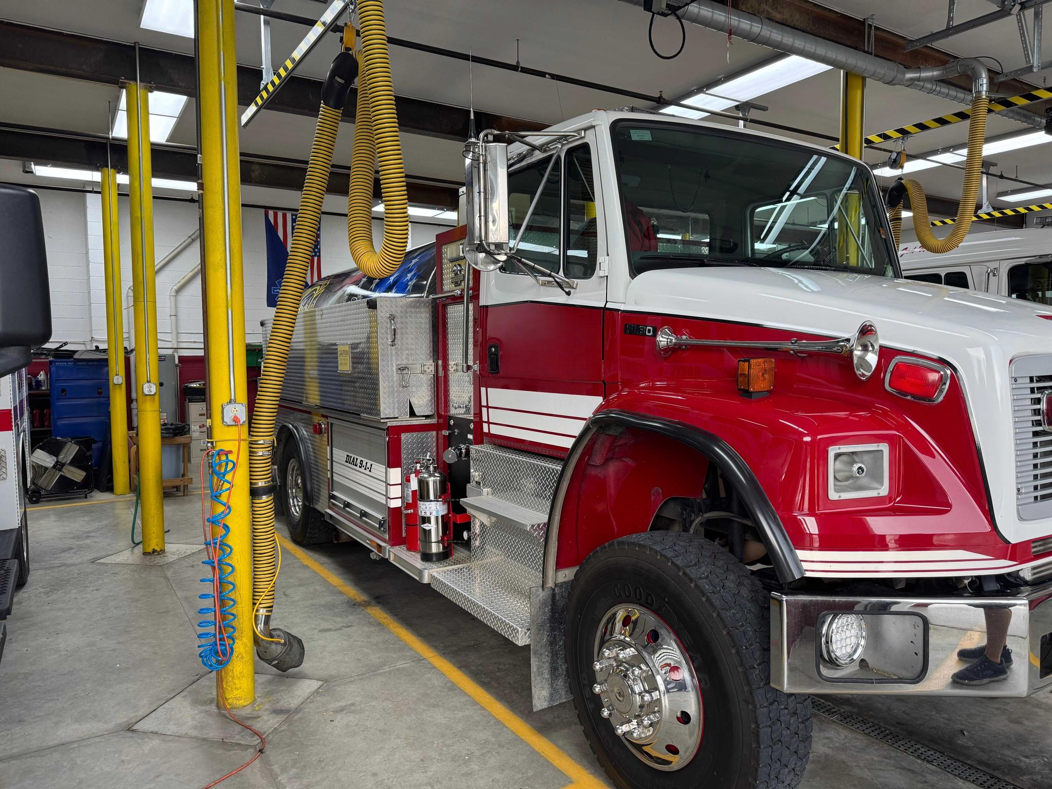 2005 Freightliner FL80 4X4 2100 Gallon Tanker - image 2
