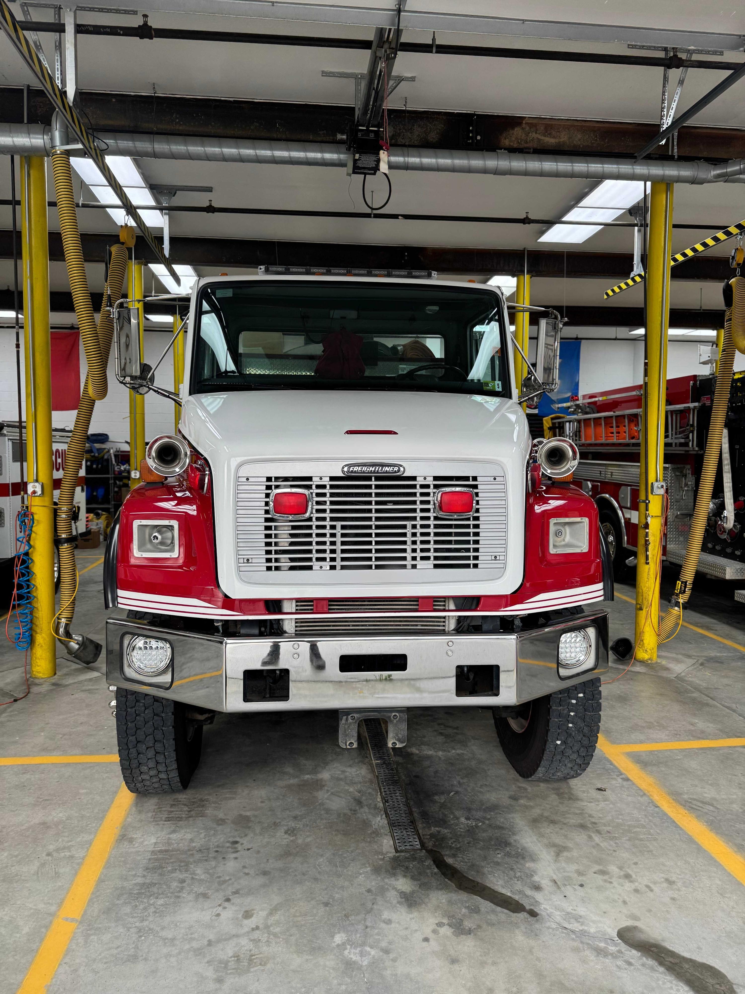 2005 Freightliner FL80 4X4 2100 Gallon Tanker - image 5