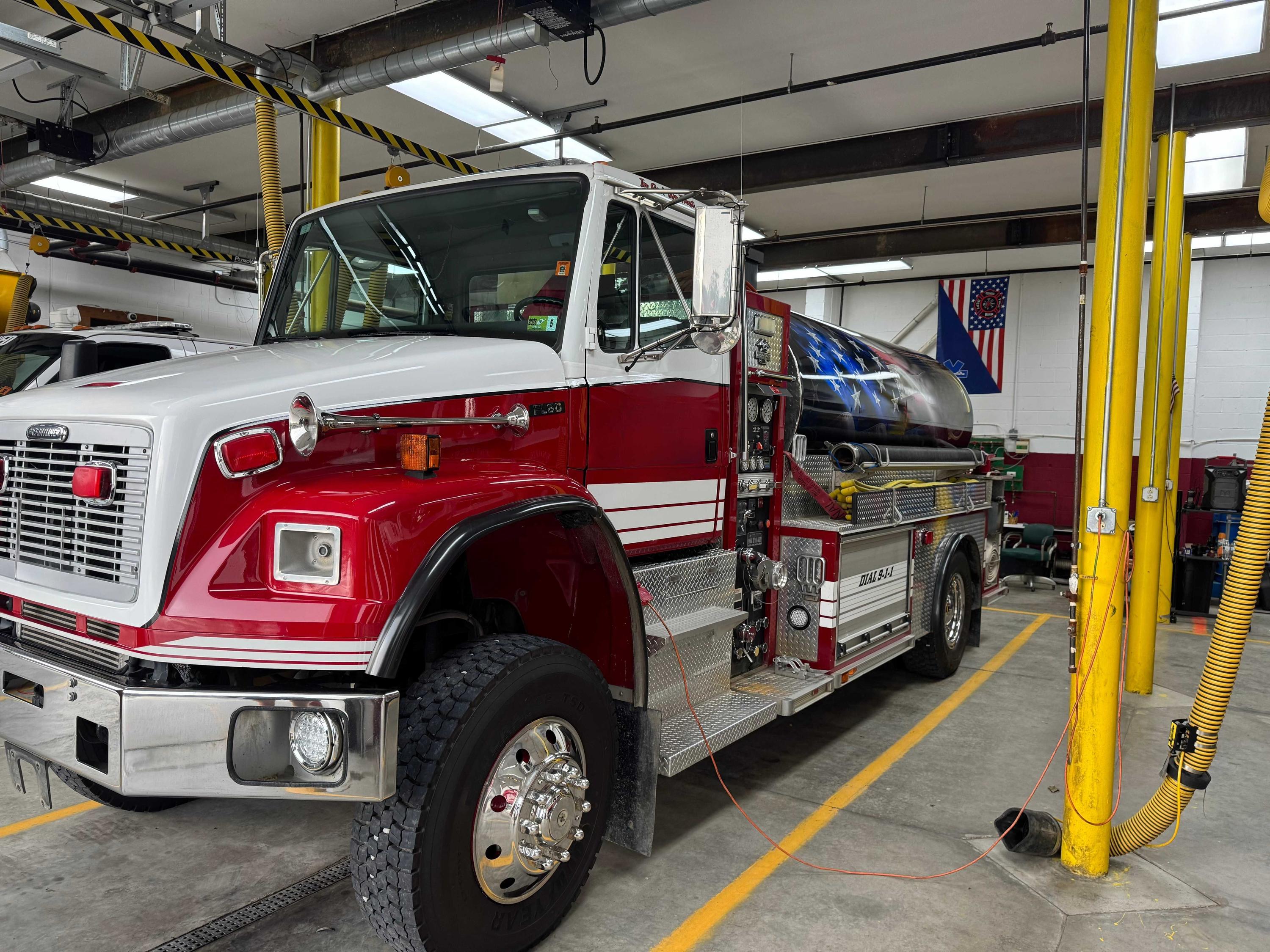 2005 Freightliner FL80 4X4 2100 Gallon Tanker - image 1