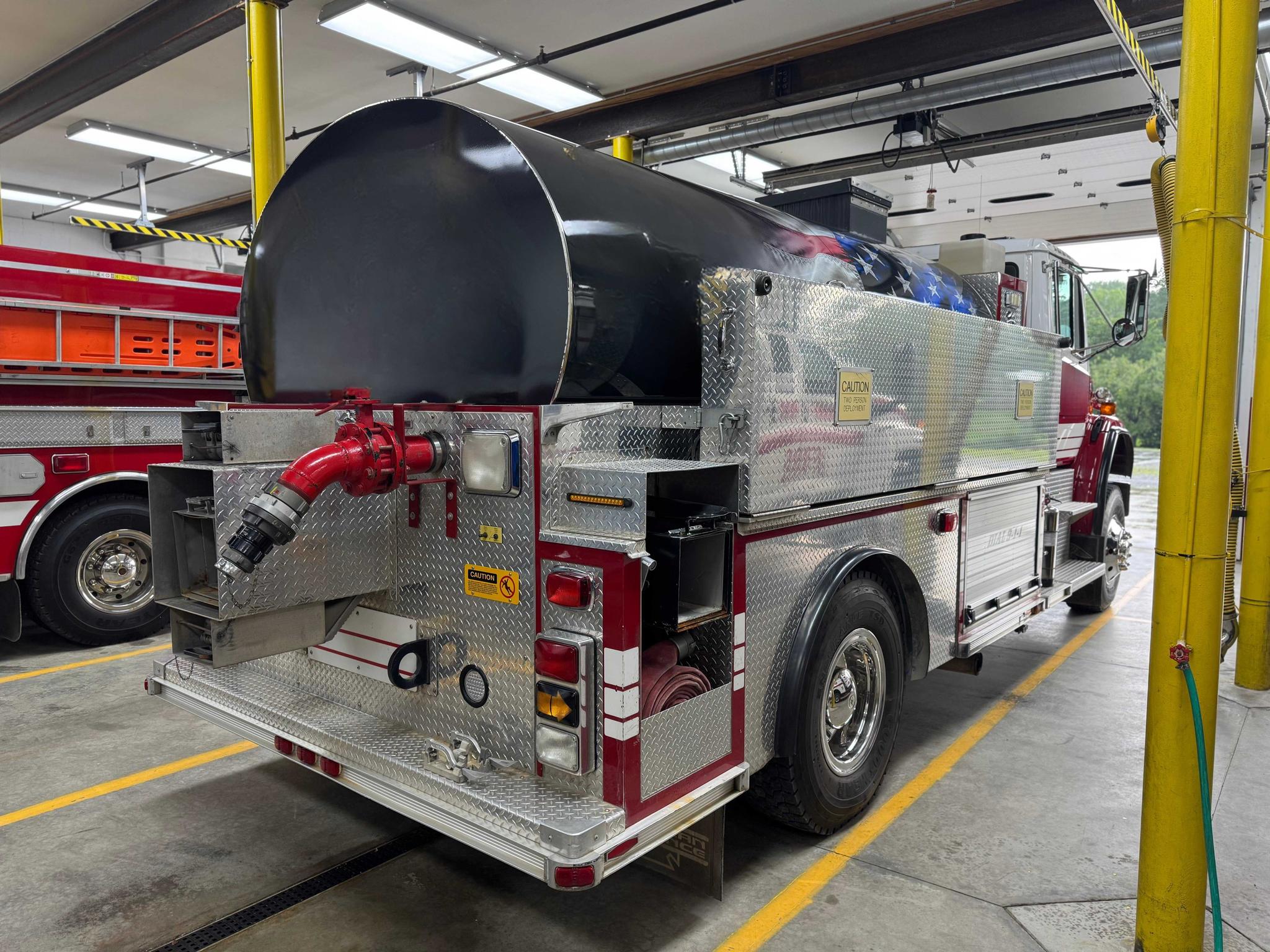 2005 Freightliner FL80 4X4 2100 Gallon Tanker - image 3