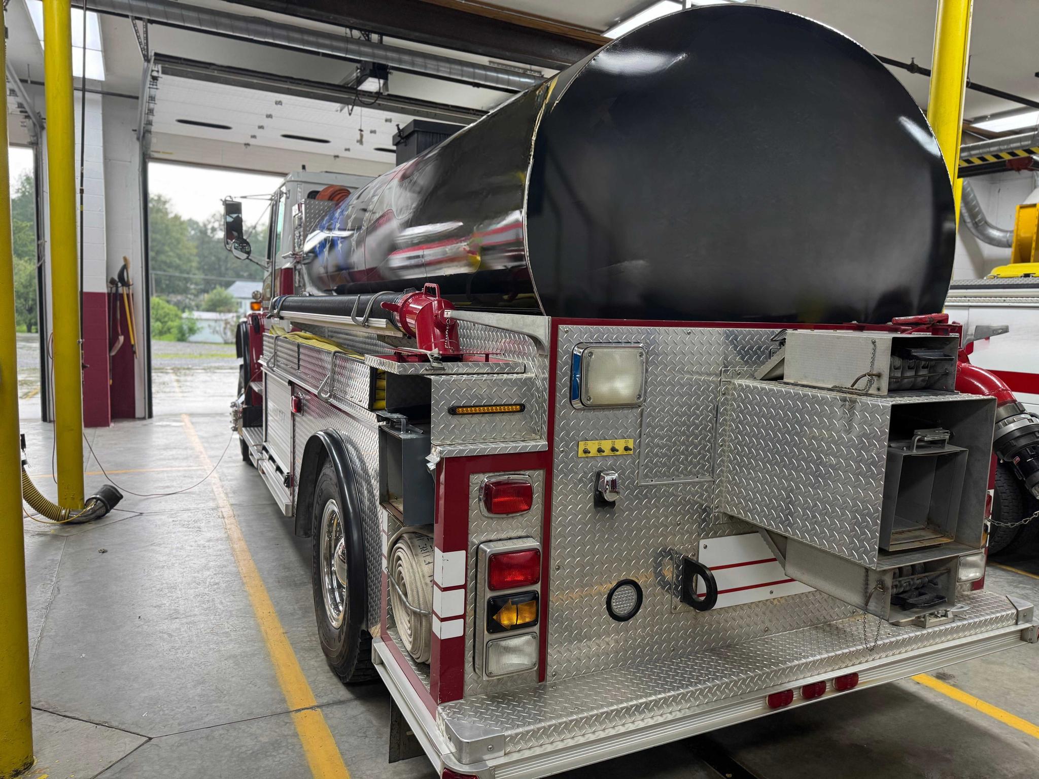 2005 Freightliner FL80 4X4 2100 Gallon Tanker - image 4