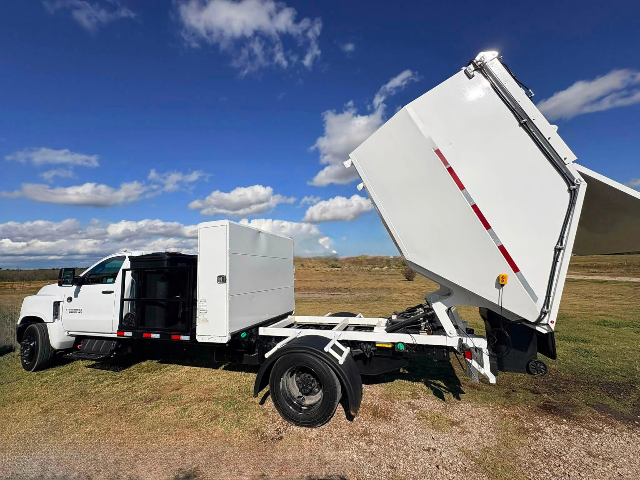 2023 Chevrolet 5500 Satellite Dump Truck - image 3