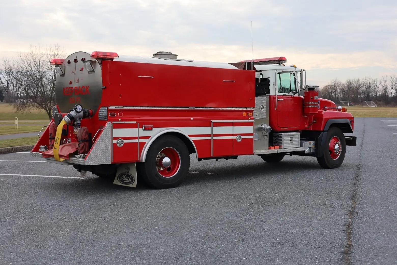 1999 4 Guys Mack Tanker - image 4