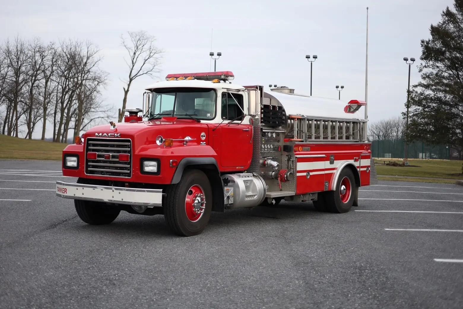 1999 4 Guys Mack Tanker - image 1