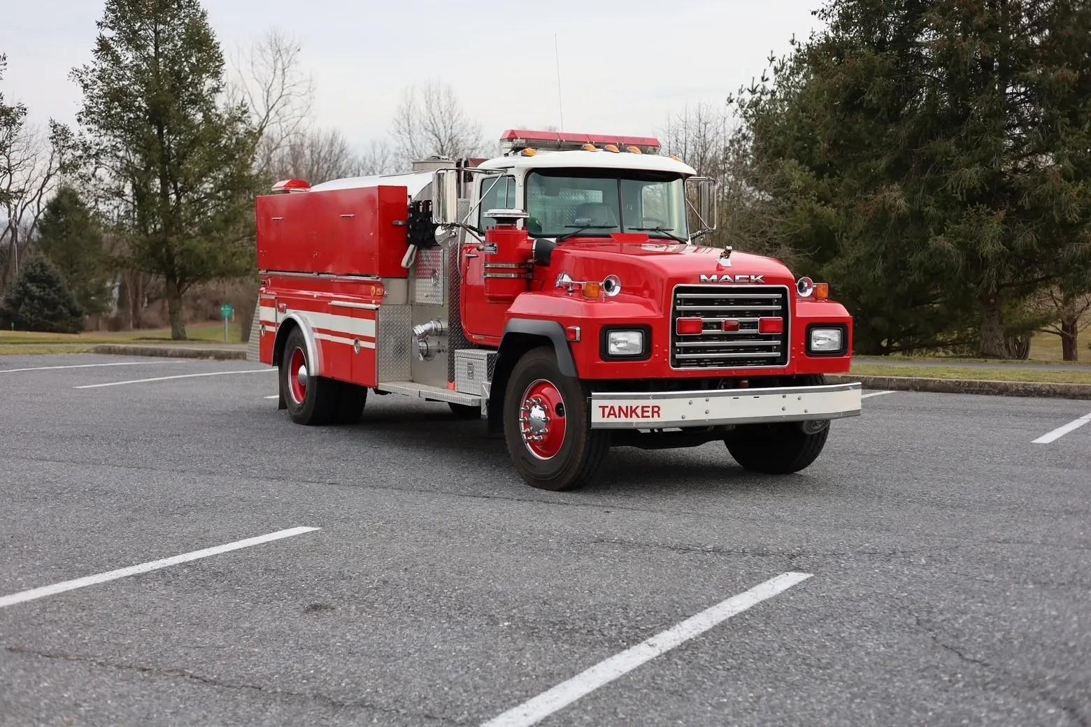 1999 4 Guys Mack Tanker - image 2