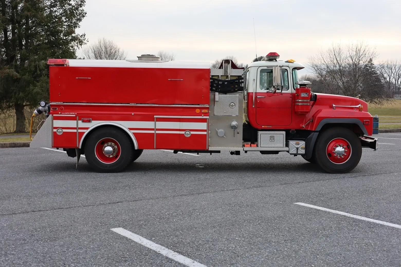 1999 4 Guys Mack Tanker - image 3